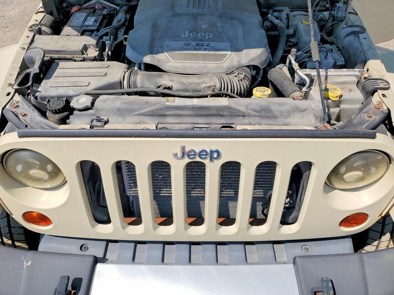 2012 Jeep Wrangler Unlimited Sahara Beige vin: 1C4BJWEG1CL103137