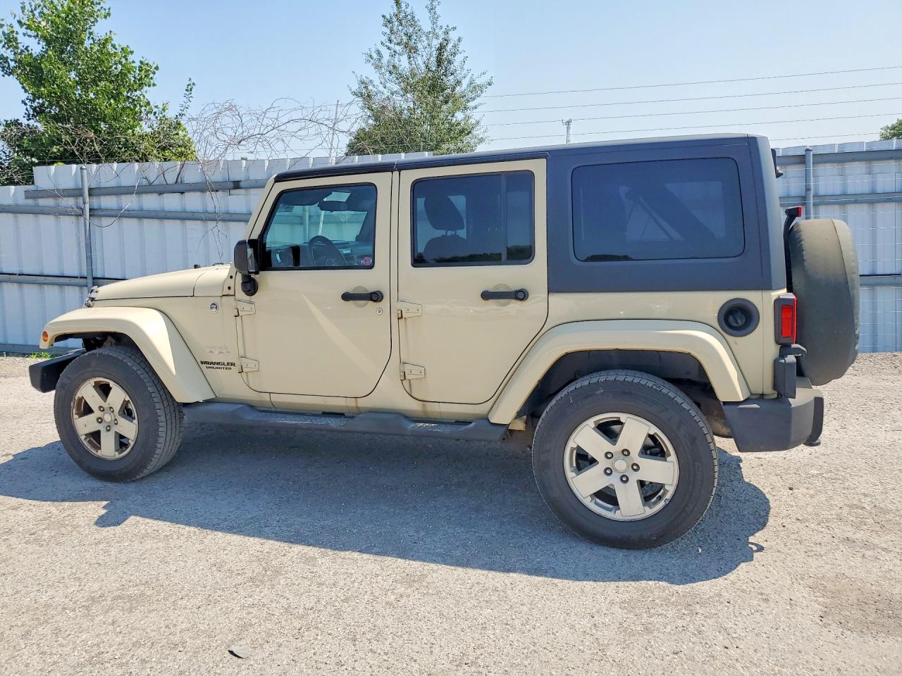 2012 Jeep Wrangler Unlimited Sahara Beige vin: 1C4BJWEG1CL103137