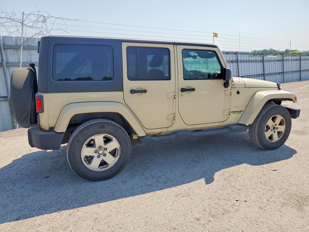 2012 Jeep Wrangler Unlimited Sahara Beige vin: 1C4BJWEG1CL103137