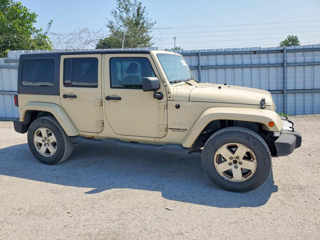 2012 Jeep Wrangler Unlimited Sahara Beige vin: 1C4BJWEG1CL103137