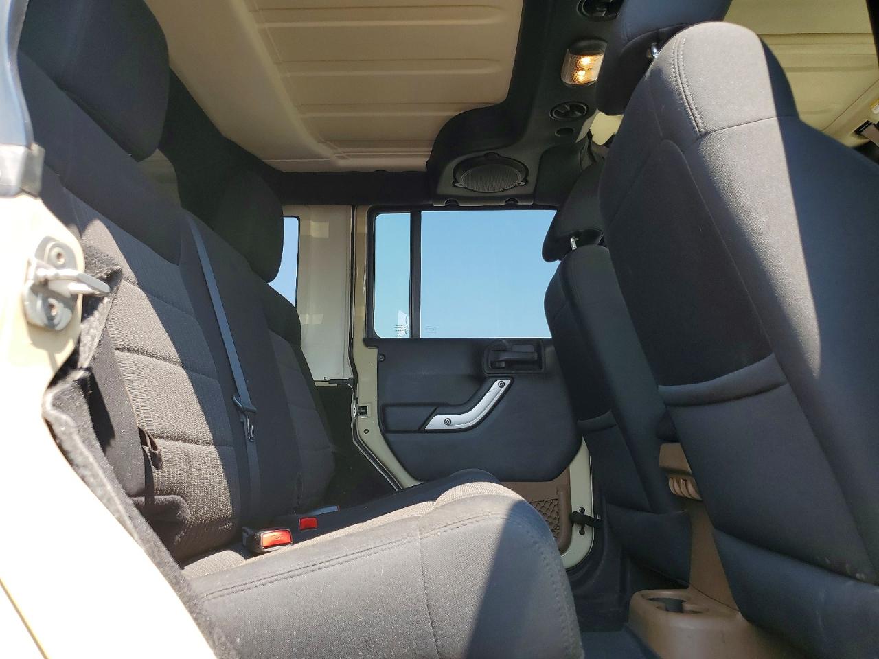 2012 Jeep Wrangler Unlimited Sahara Beige vin: 1C4BJWEG1CL103137