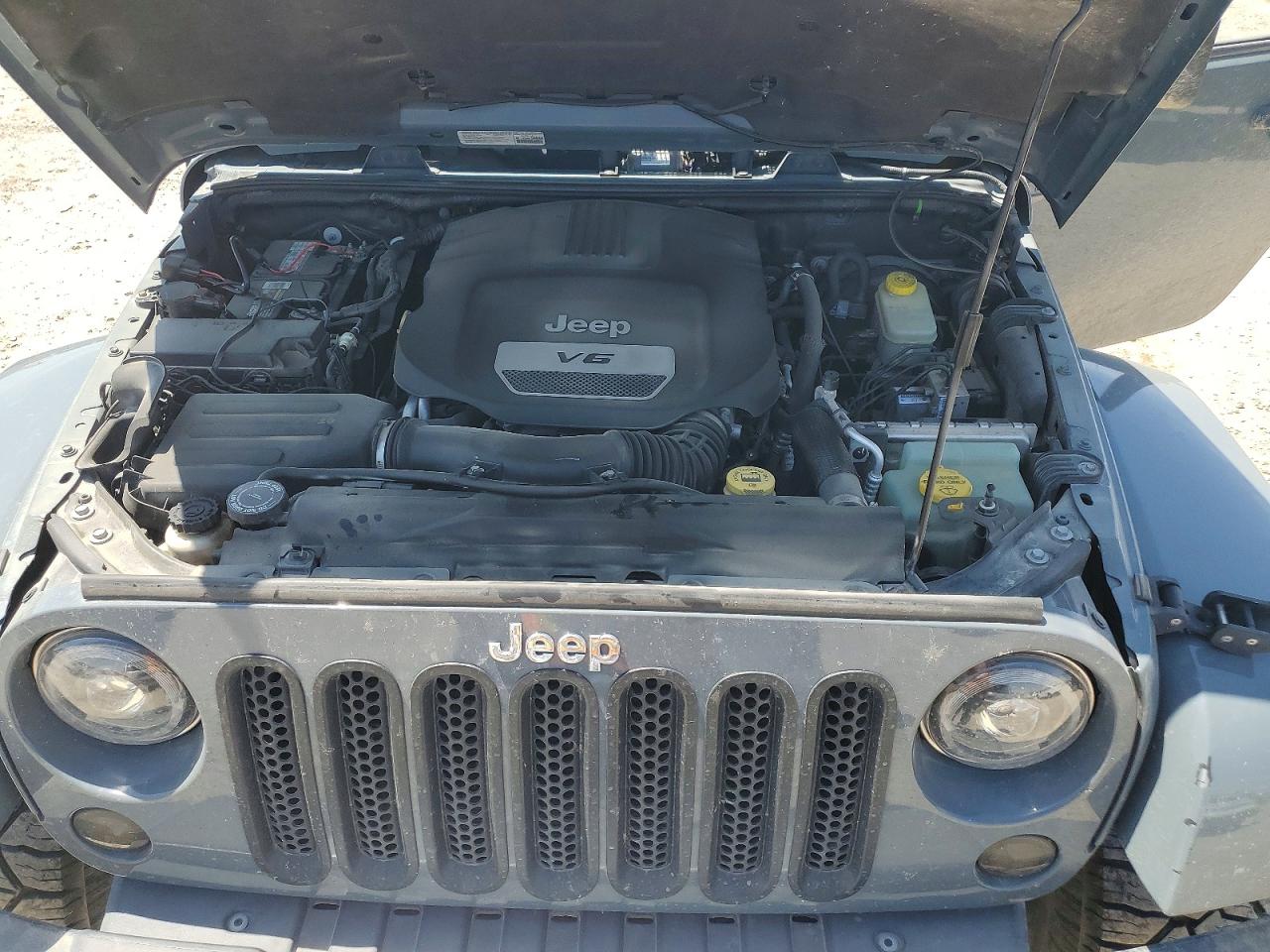2014 Jeep Wrangler Unlimited Sahara Gray vin: 1C4BJWEG1EL106199