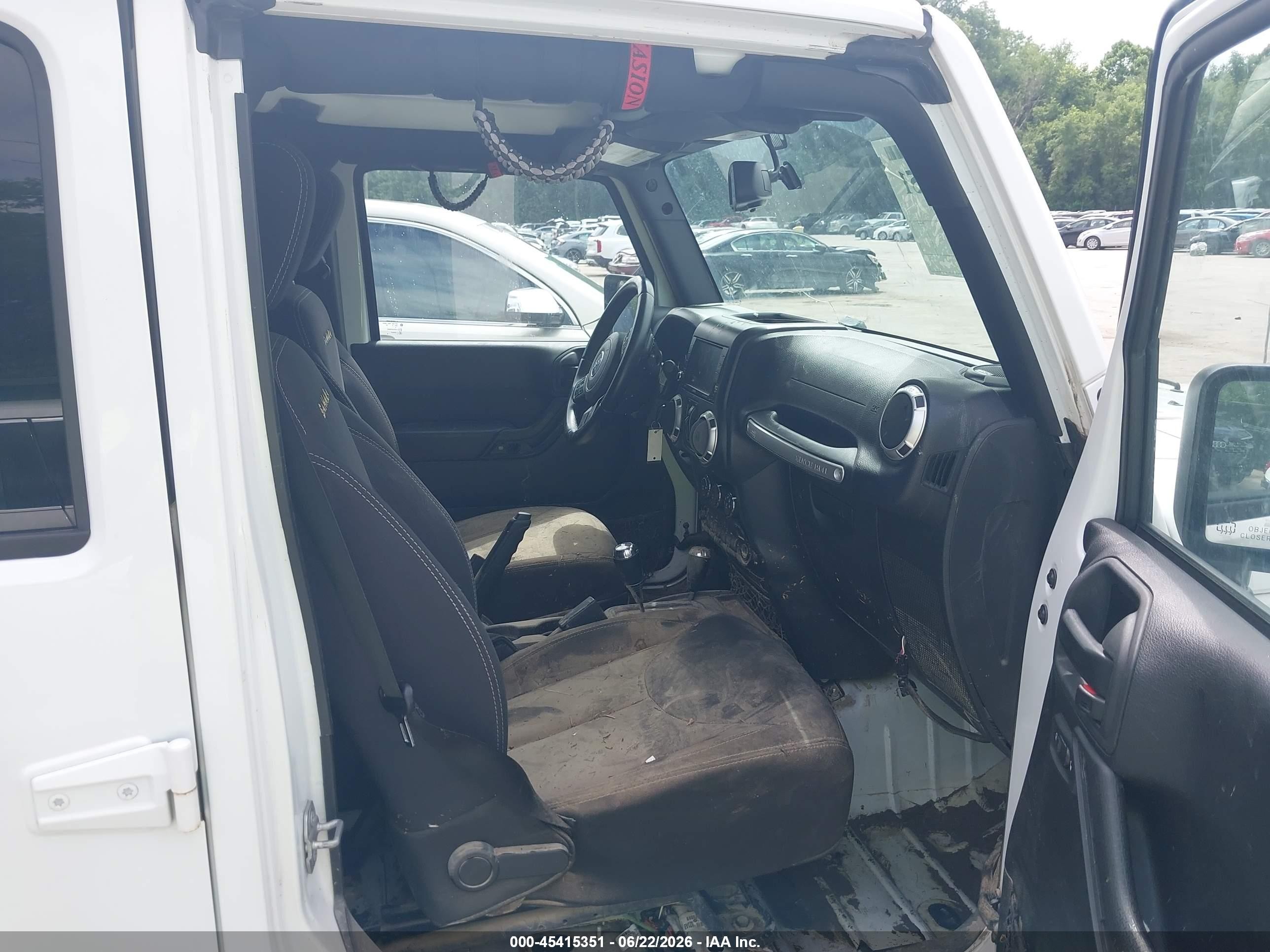 2015 Jeep Wrangler Unlimited Sahara White vin: 1C4BJWEG1FL528250
