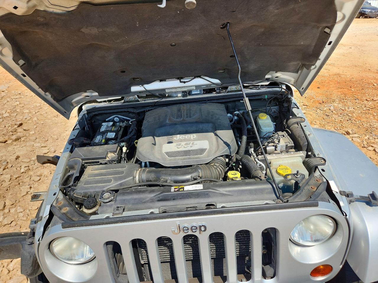 2012 Jeep Wrangler Unlimited Sahara Silver vin: 1C4BJWEG2CL216546