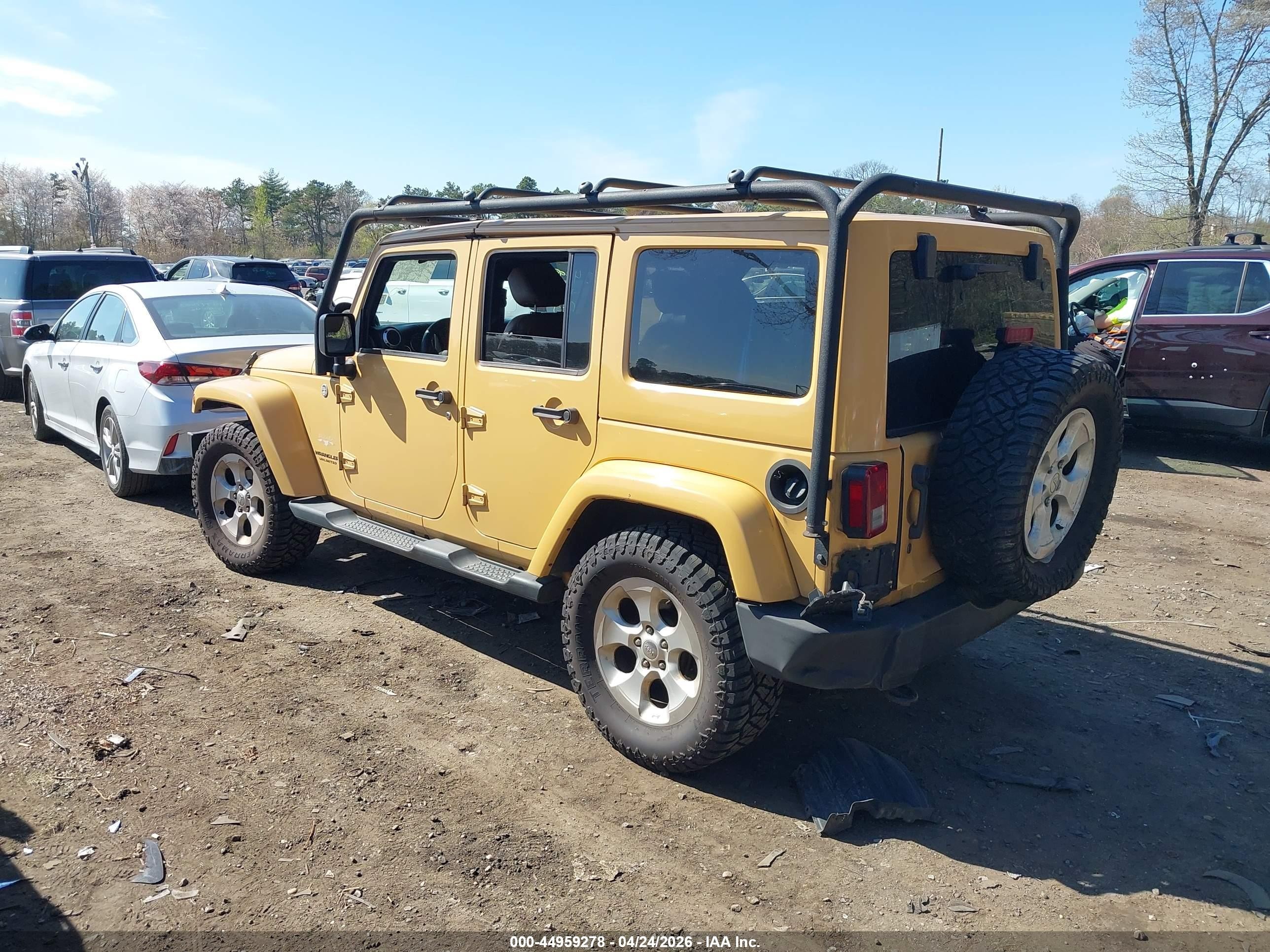2013 Jeep Wrangler Unlimited Sahara Beige vin: 1C4BJWEG2DL626619