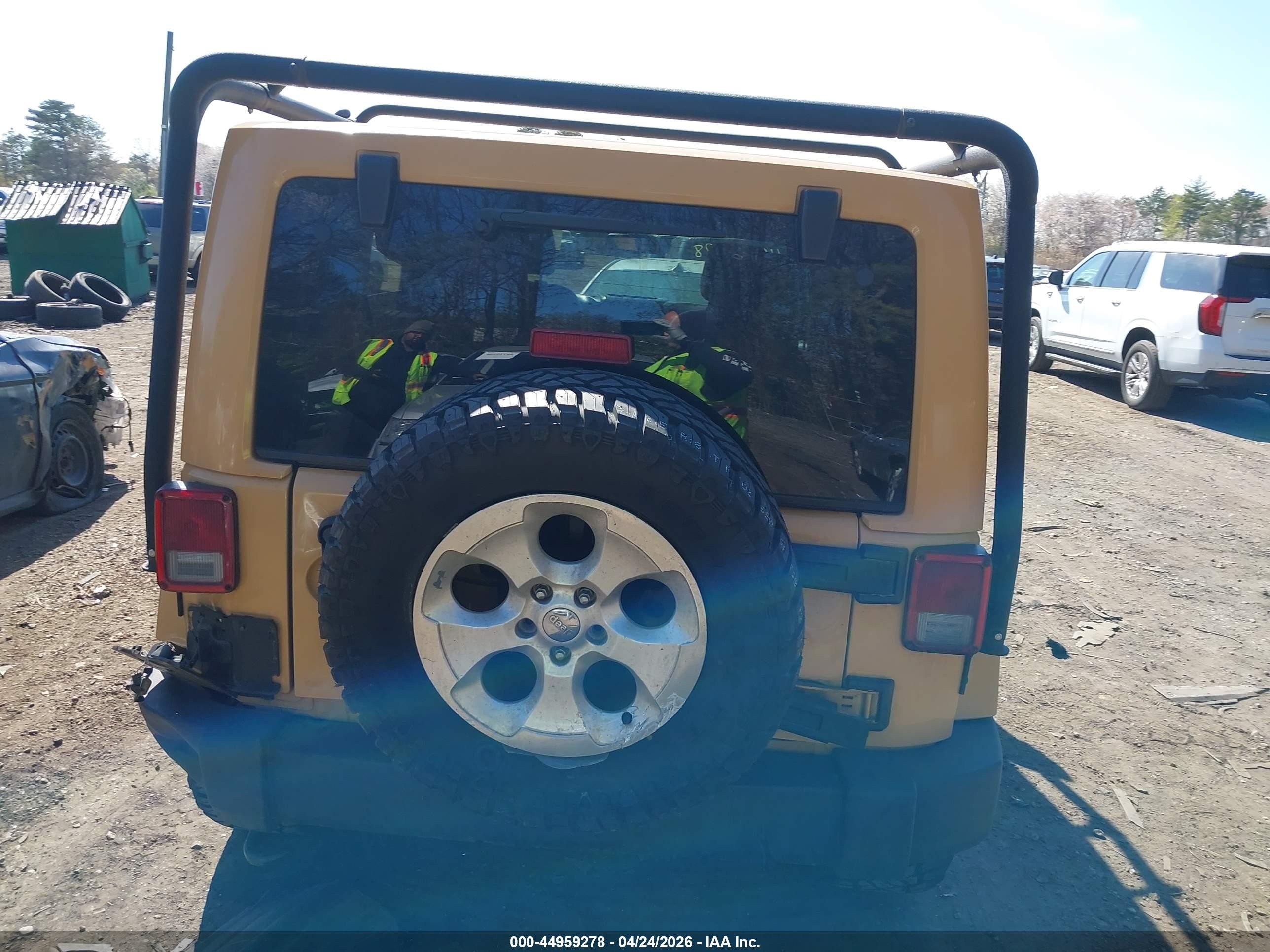 2013 Jeep Wrangler Unlimited Sahara Beige vin: 1C4BJWEG2DL626619