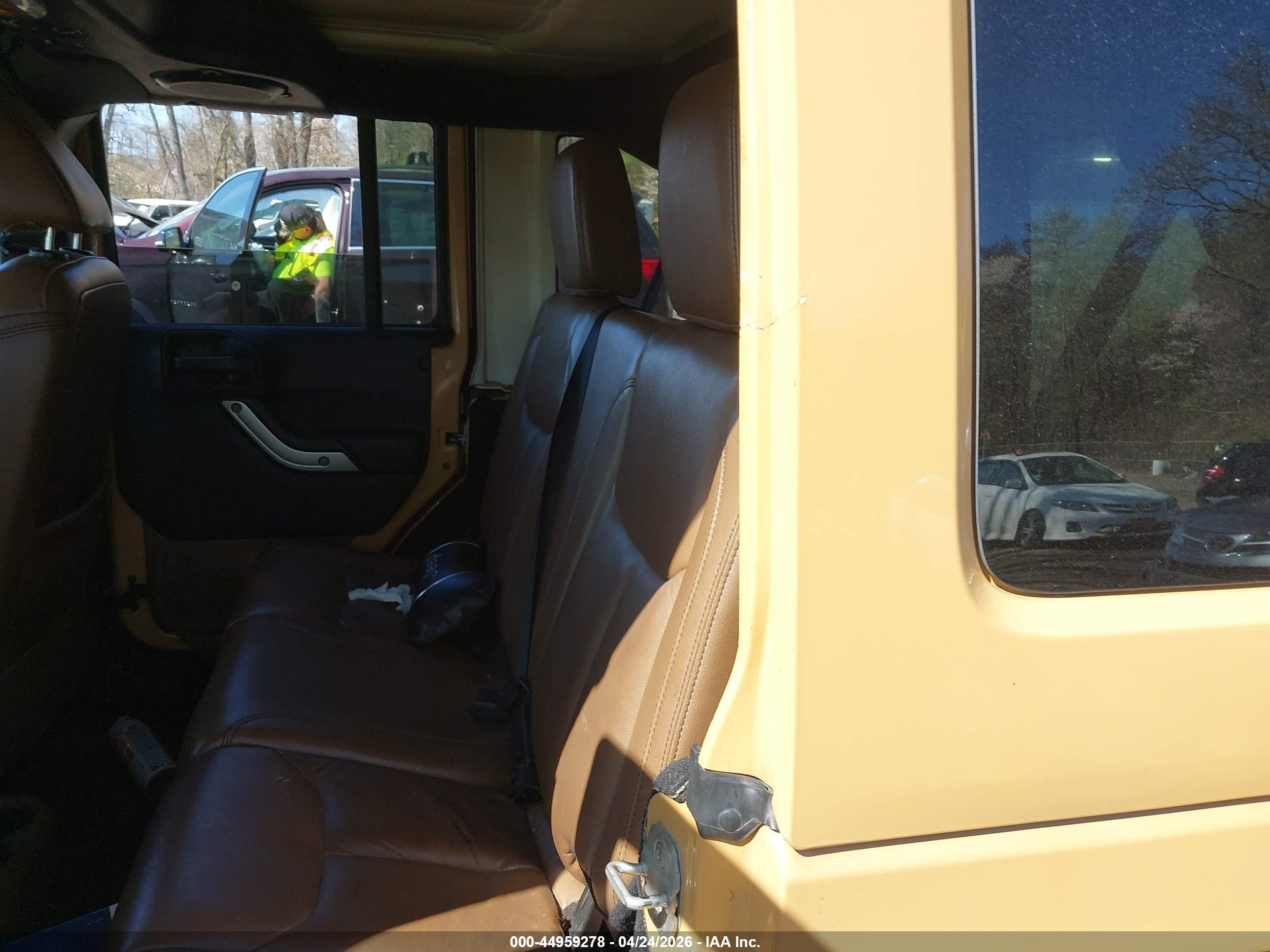 2013 Jeep Wrangler Unlimited Sahara Beige vin: 1C4BJWEG2DL626619