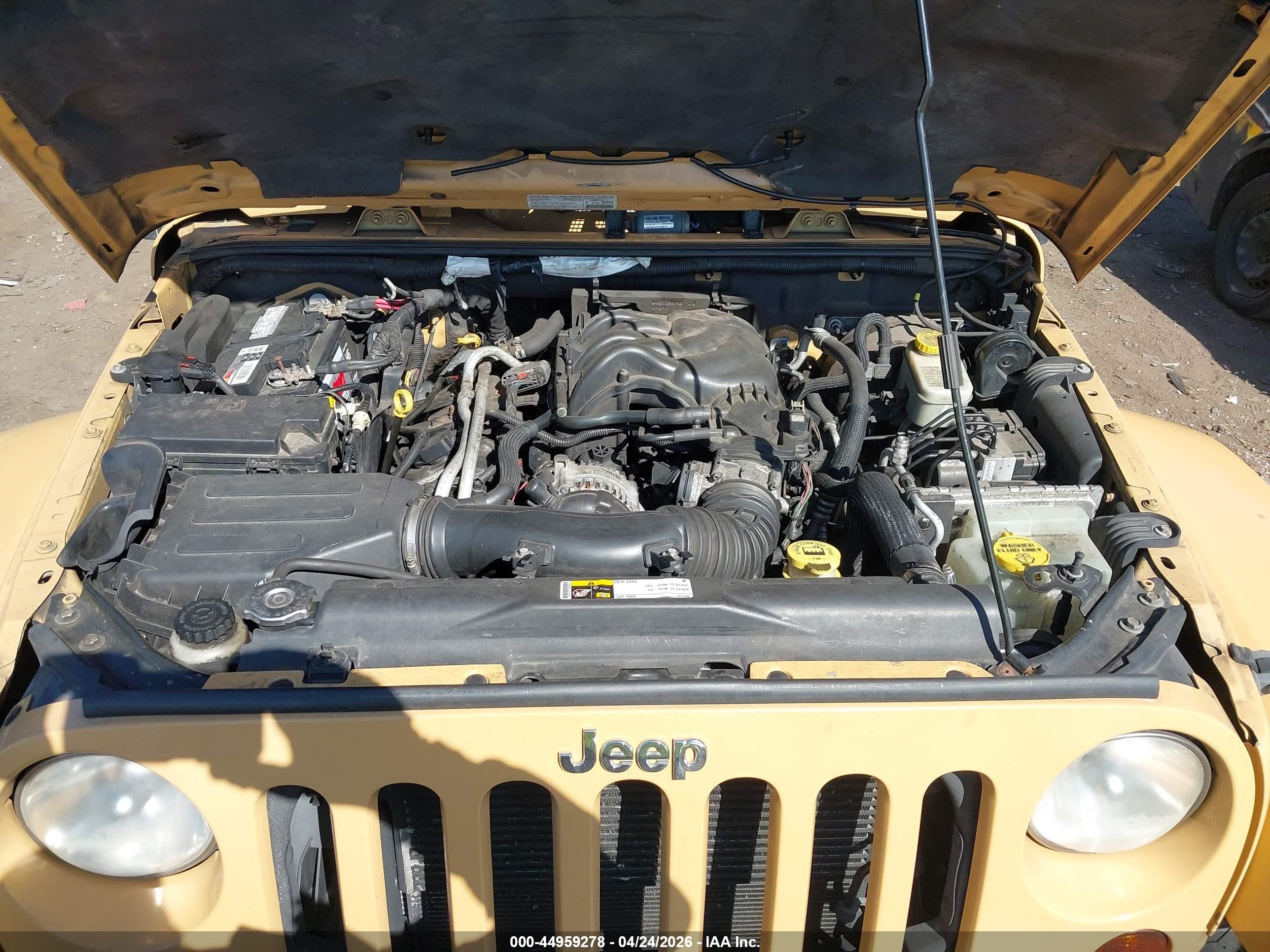 2013 Jeep Wrangler Unlimited Sahara Beige vin: 1C4BJWEG2DL626619
