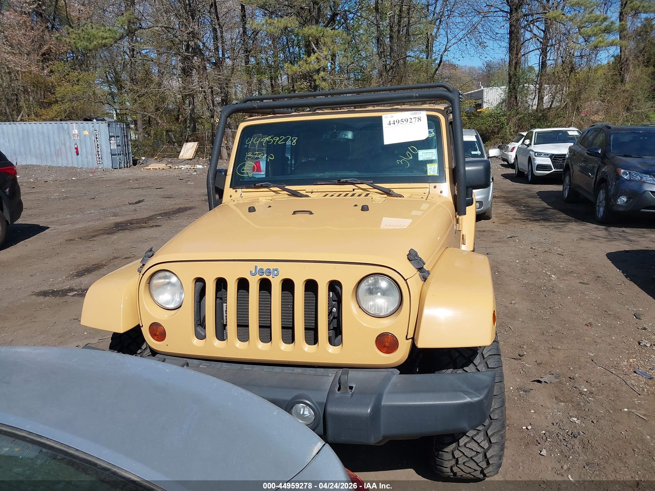 2013 Jeep Wrangler Unlimited Sahara Beige vin: 1C4BJWEG2DL626619