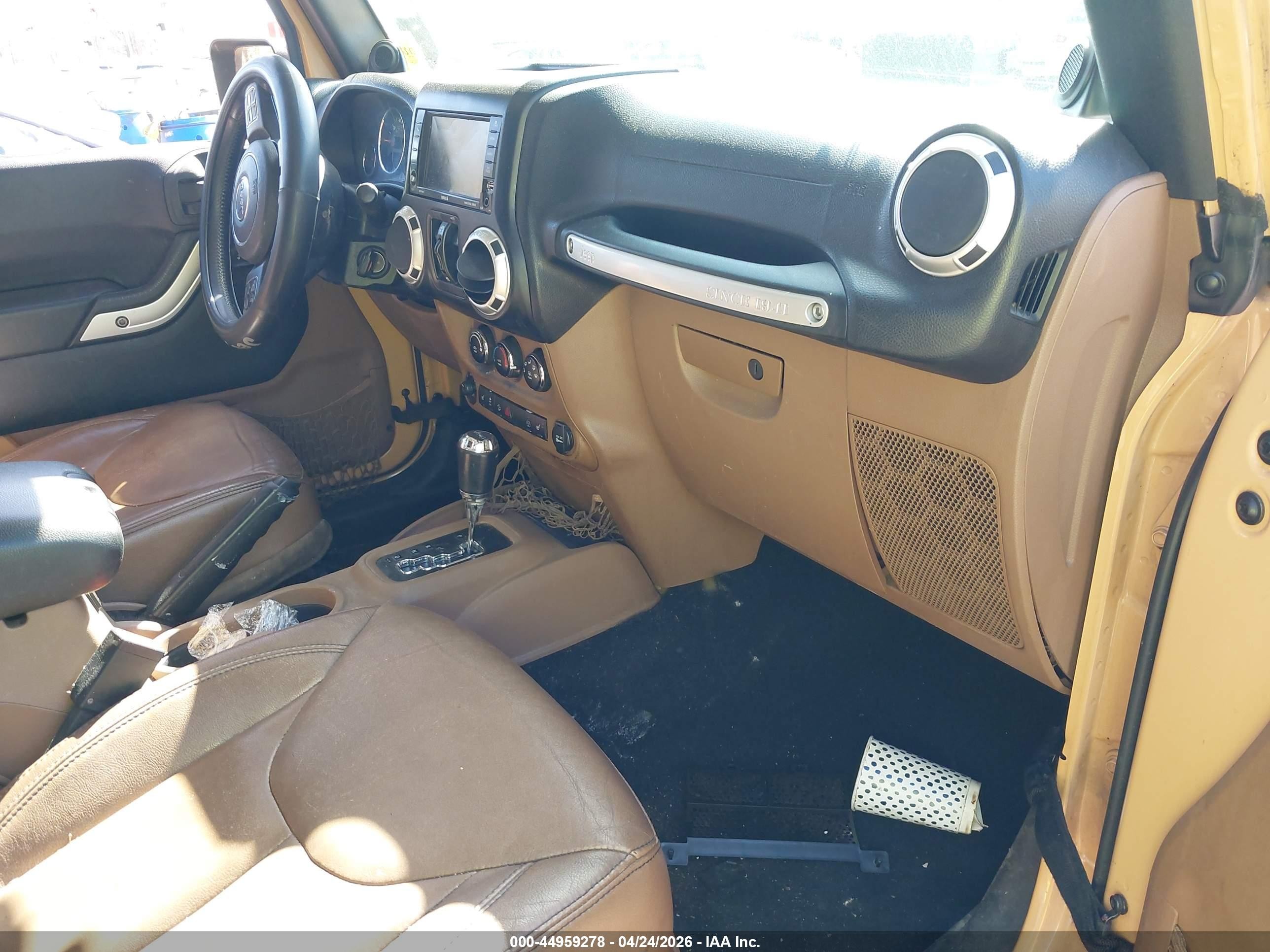 2013 Jeep Wrangler Unlimited Sahara Beige vin: 1C4BJWEG2DL626619