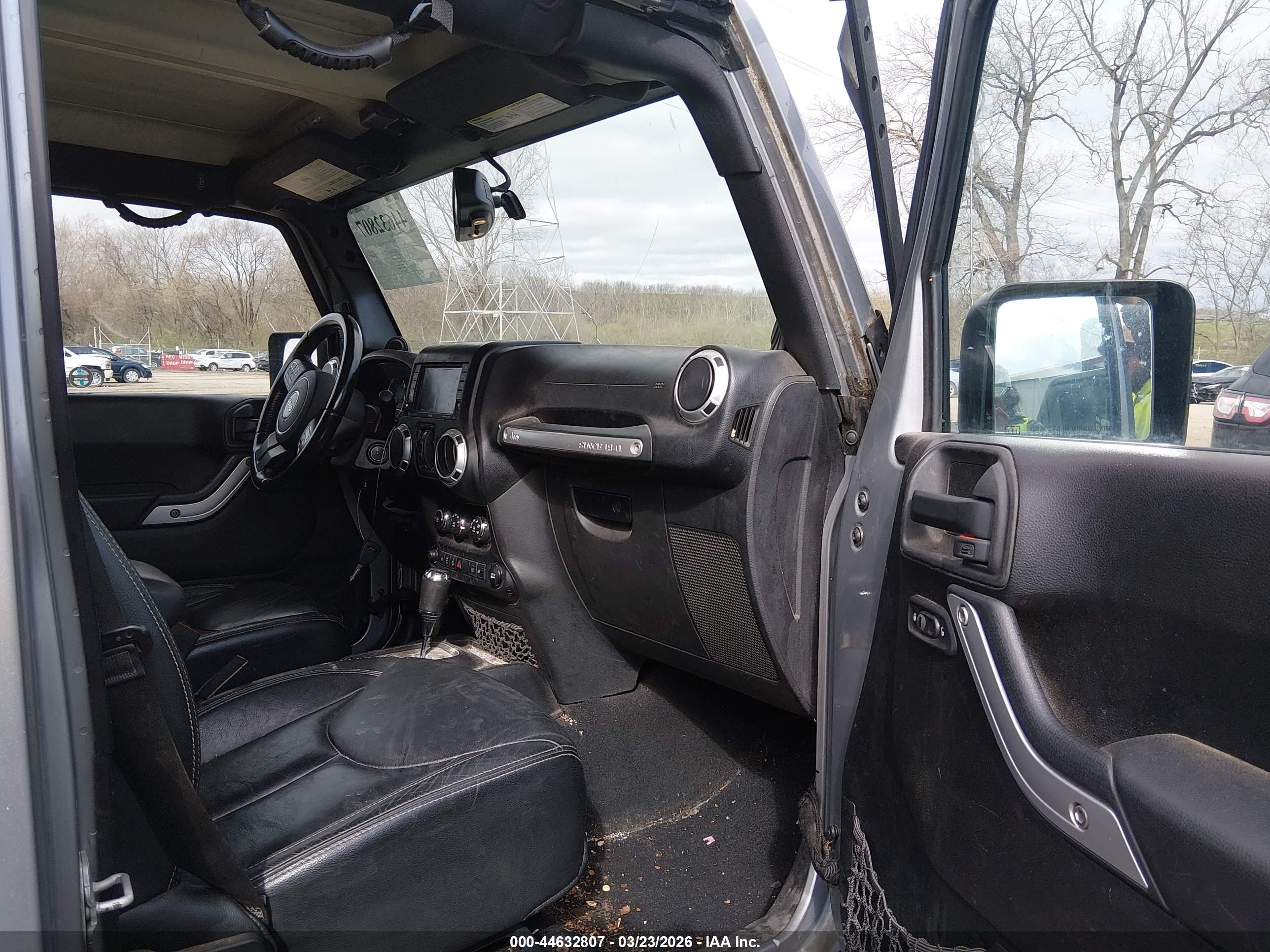2013 Jeep Wrangler Unlimited Sahara Silver vin: 1C4BJWEG2DL665940