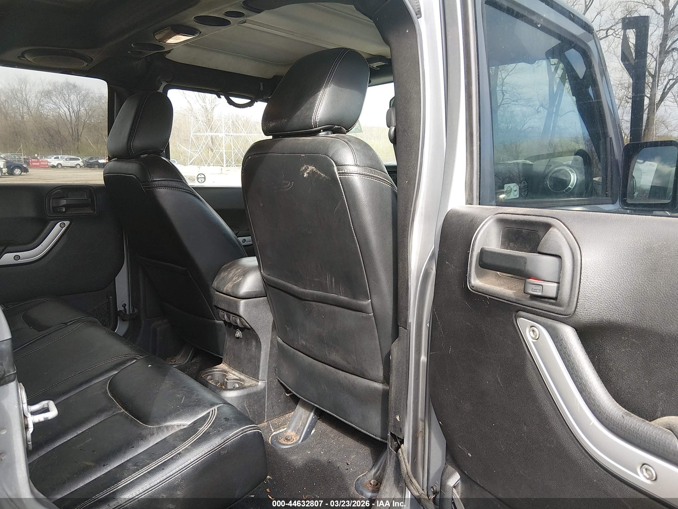 2013 Jeep Wrangler Unlimited Sahara Silver vin: 1C4BJWEG2DL665940