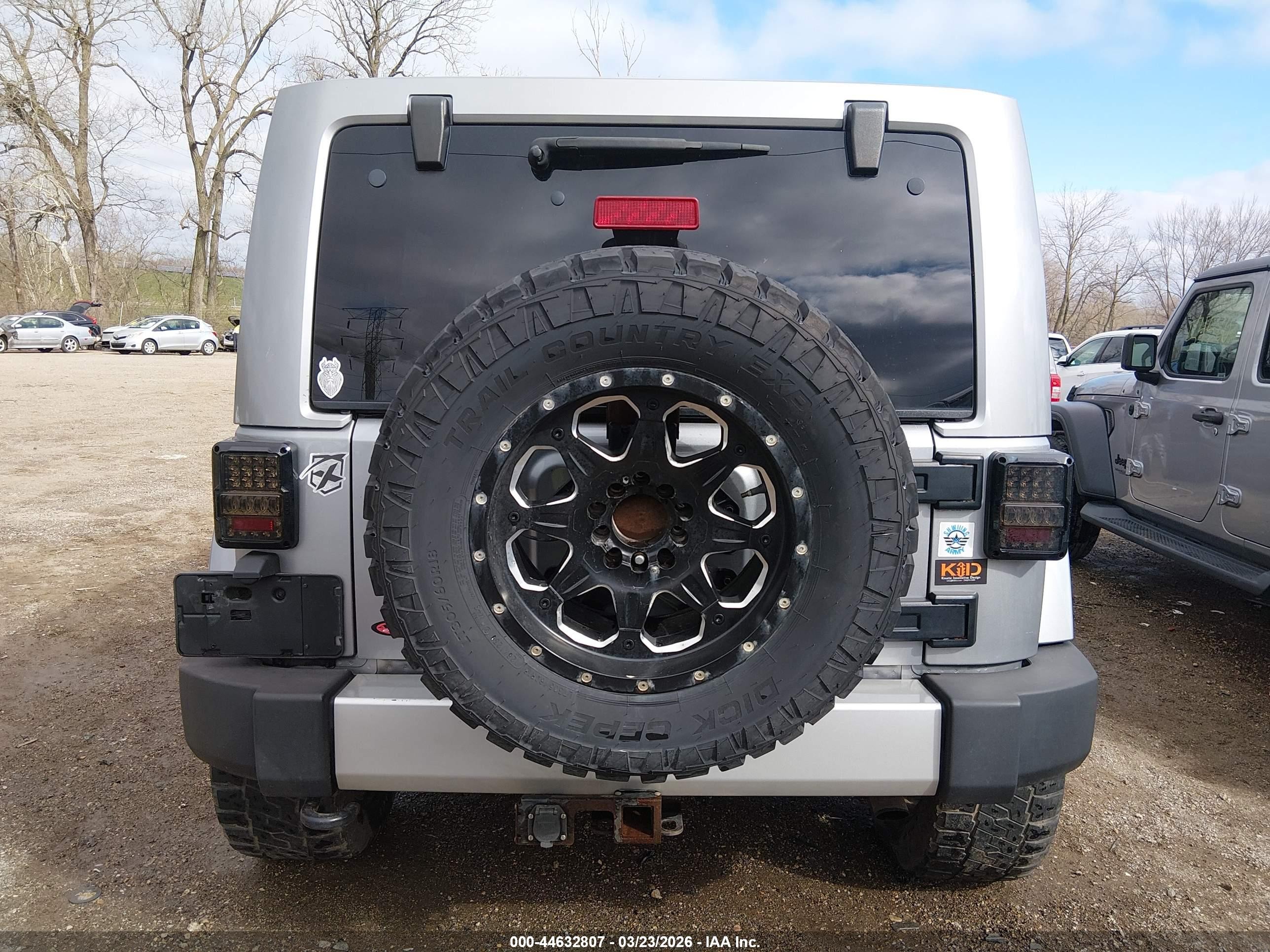2013 Jeep Wrangler Unlimited Sahara Silver vin: 1C4BJWEG2DL665940