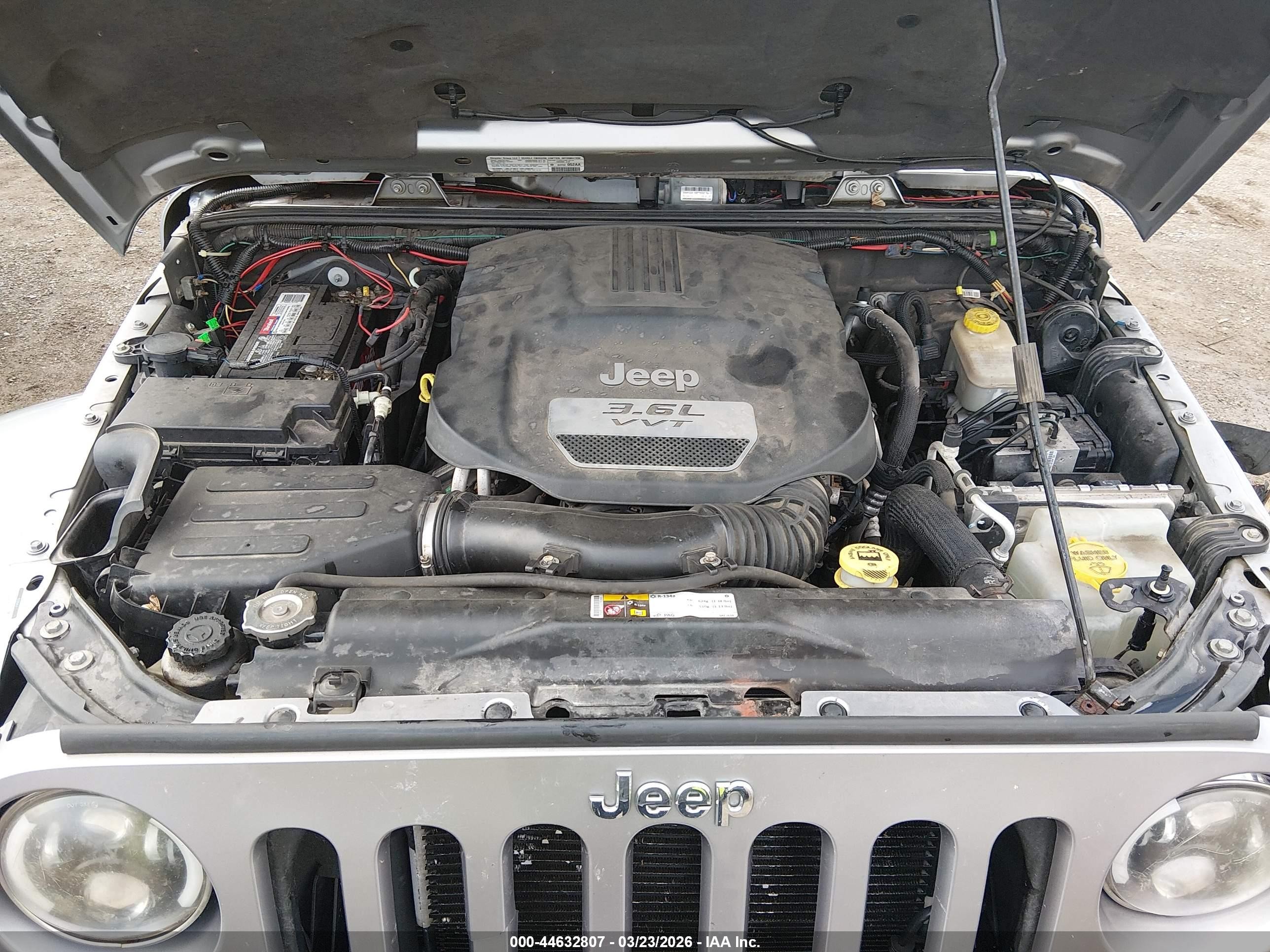 2013 Jeep Wrangler Unlimited Sahara Silver vin: 1C4BJWEG2DL665940