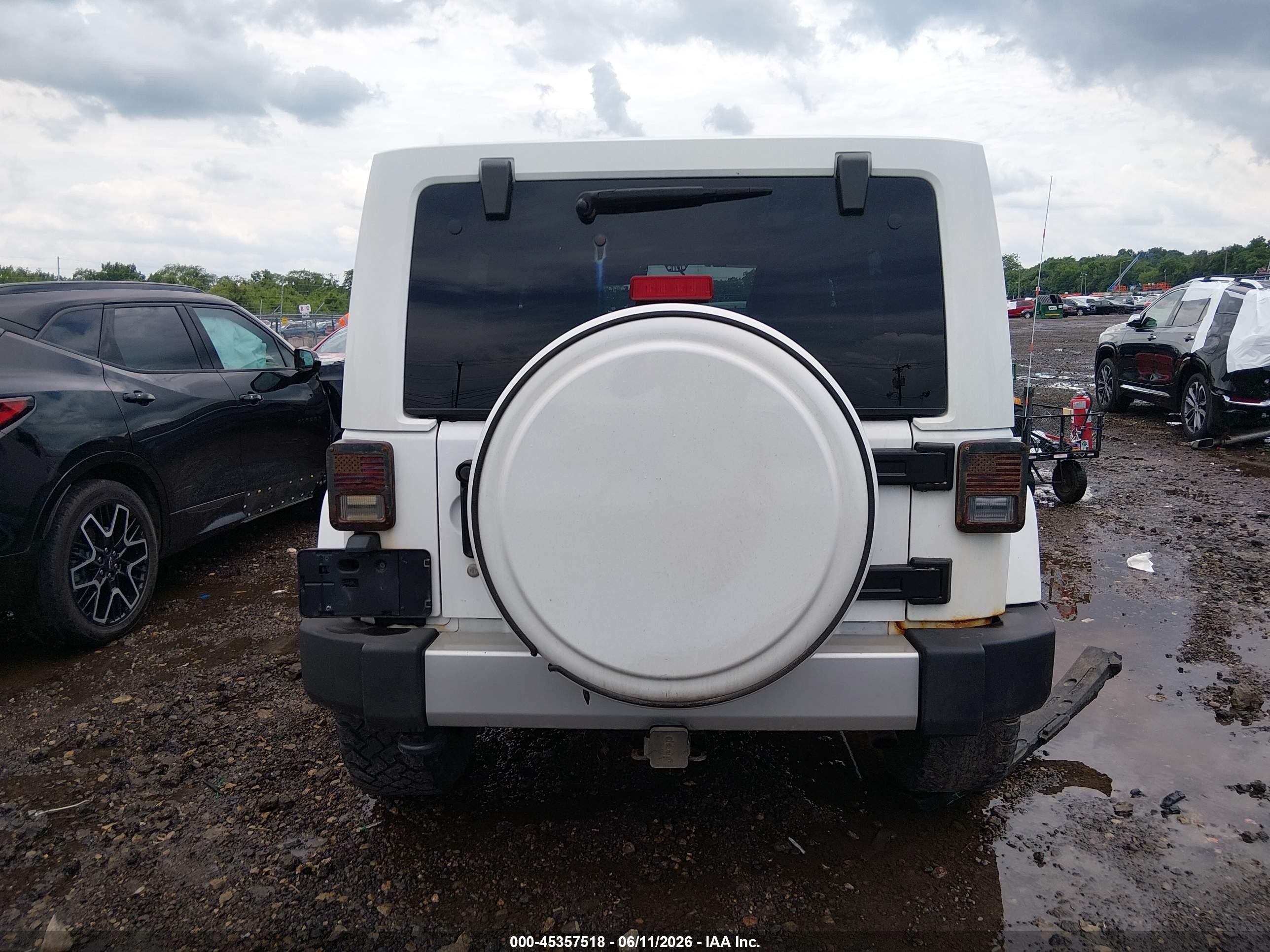 2014 Jeep Wrangler Unlimited Sahara White vin: 1C4BJWEG2EL122167