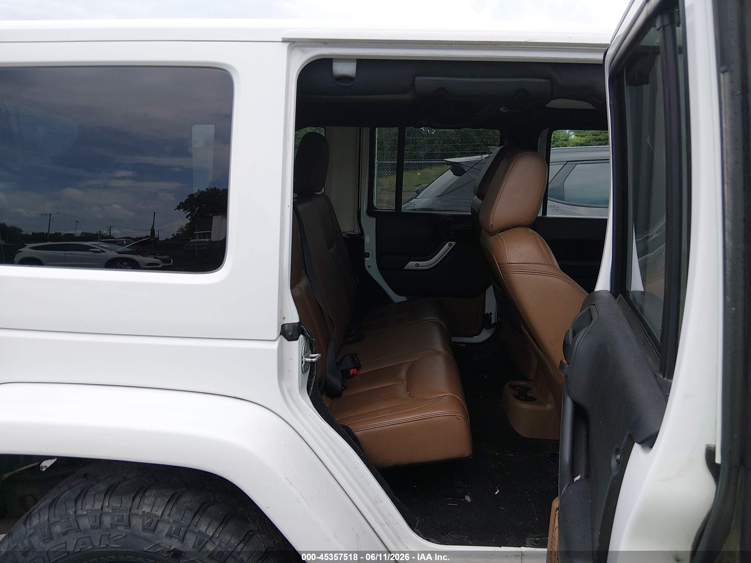 2014 Jeep Wrangler Unlimited Sahara White vin: 1C4BJWEG2EL122167