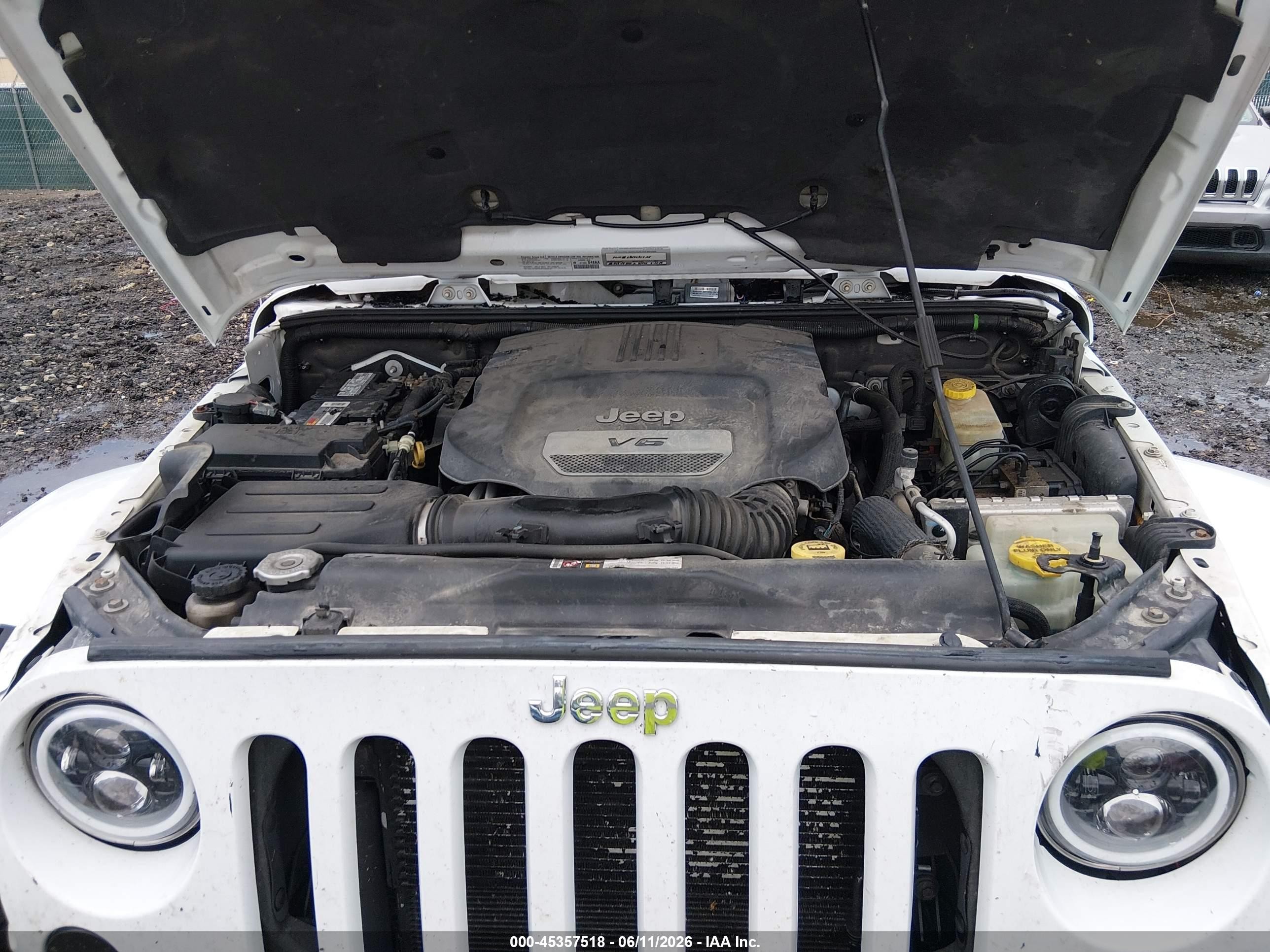 2014 Jeep Wrangler Unlimited Sahara White vin: 1C4BJWEG2EL122167