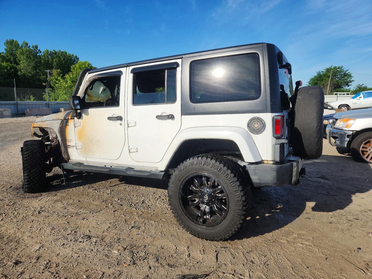 2014 Jeep Wrangler Unlimited Sahara White vin: 1C4BJWEG2EL164449