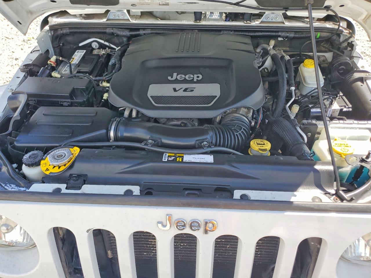 2015 Jeep Wrangler Unlimited Sahara White vin: 1C4BJWEG2FL594418