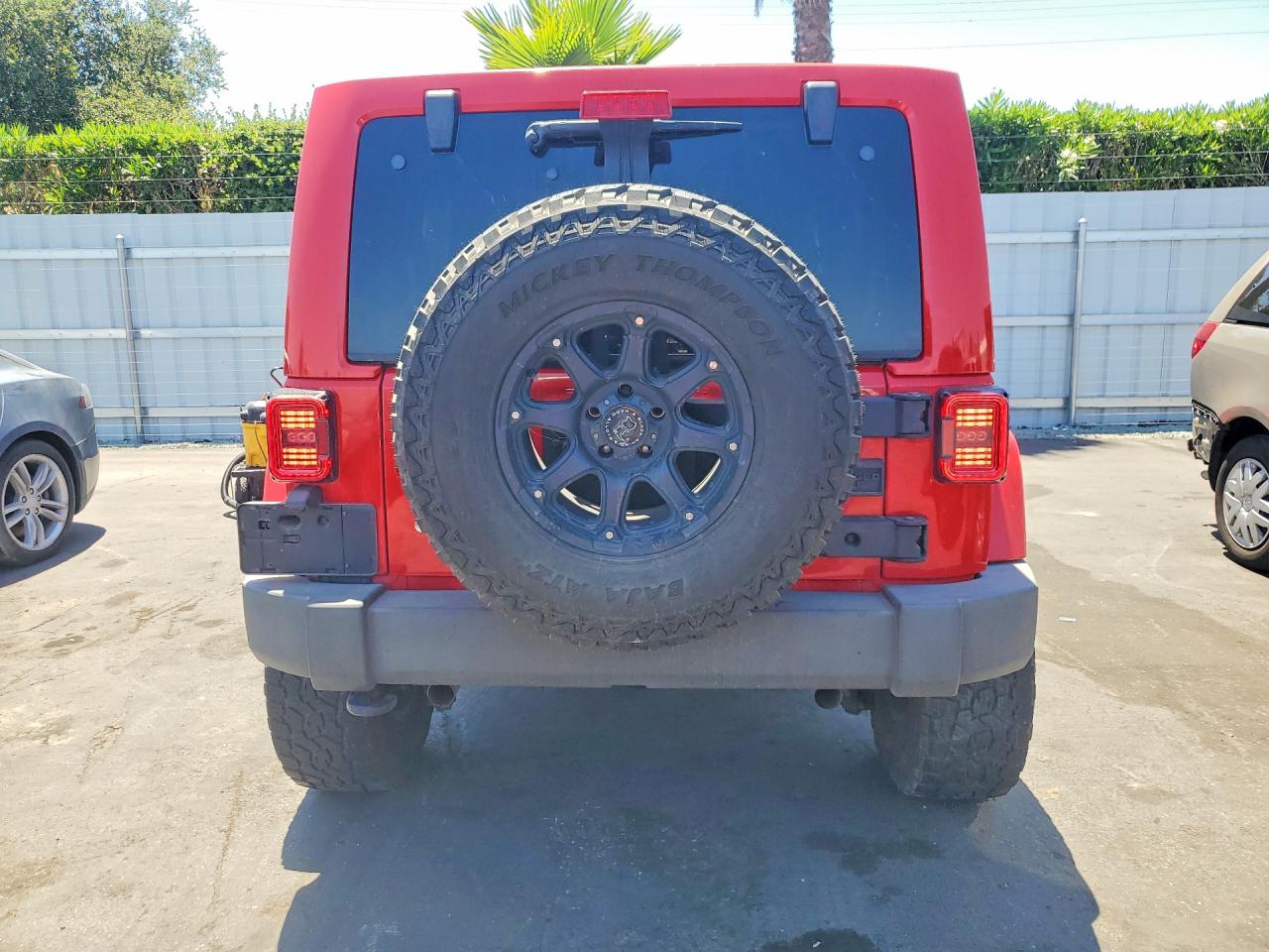 2015 Jeep Wrangler Unlimited Sahara Red vin: 1C4BJWEG2FL600458