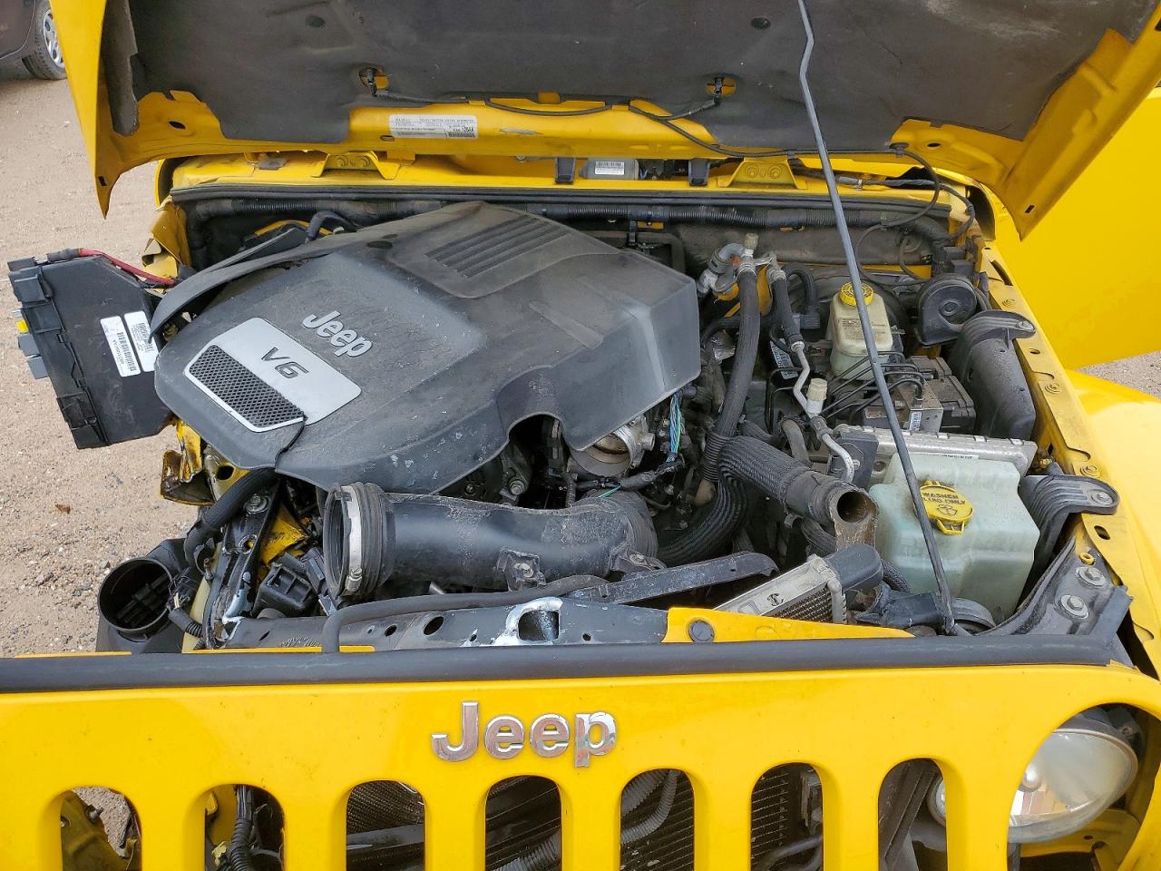 2015 Jeep Wrangler Unlimited Sahara Yellow vin: 1C4BJWEG2FL604137
