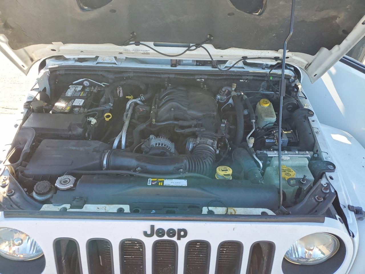 2015 Jeep Wrangler Unlimited Sahara White vin: 1C4BJWEG2FL607846