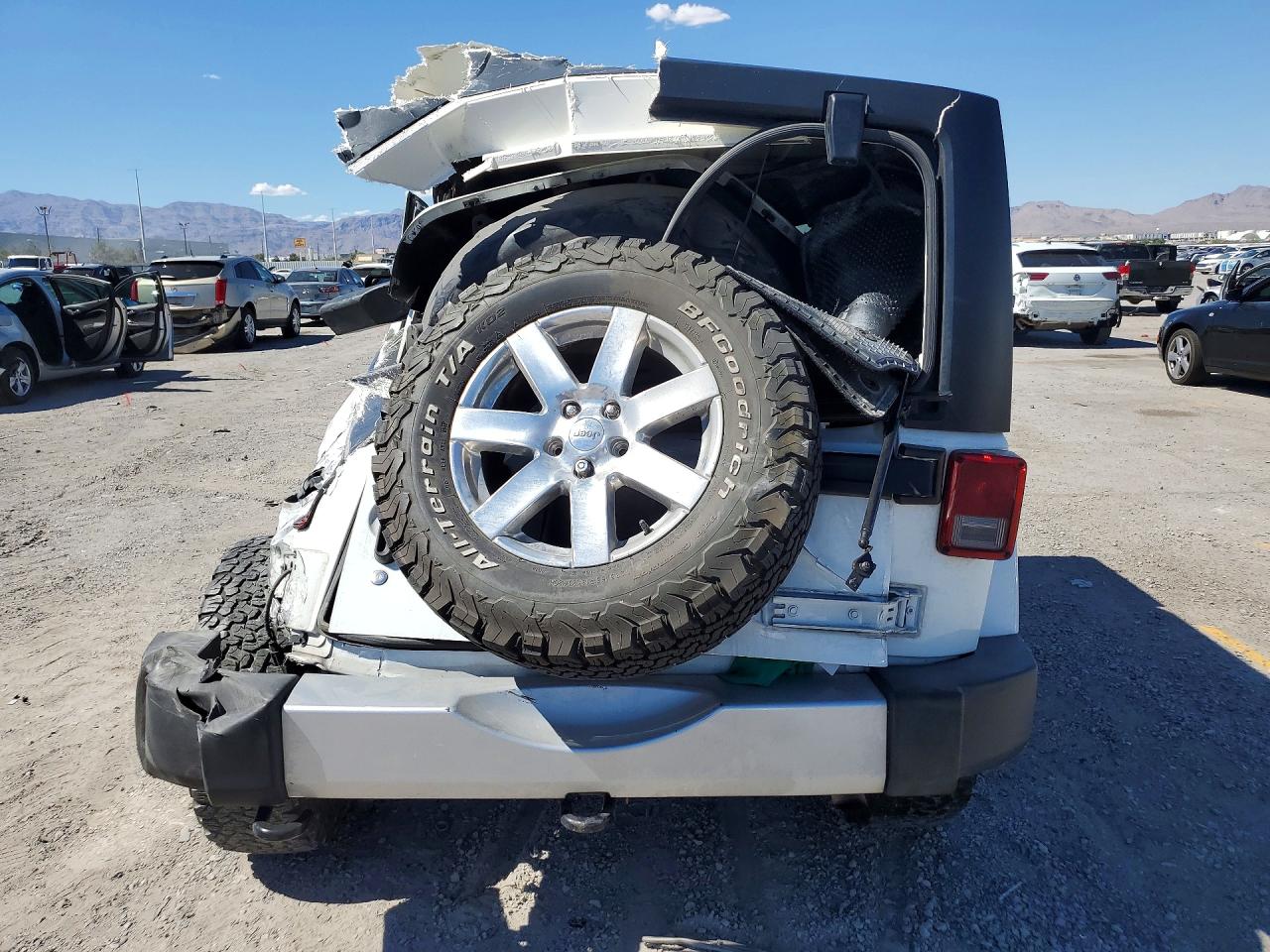 2015 Jeep Wrangler Unlimited Sahara White vin: 1C4BJWEG2FL666847