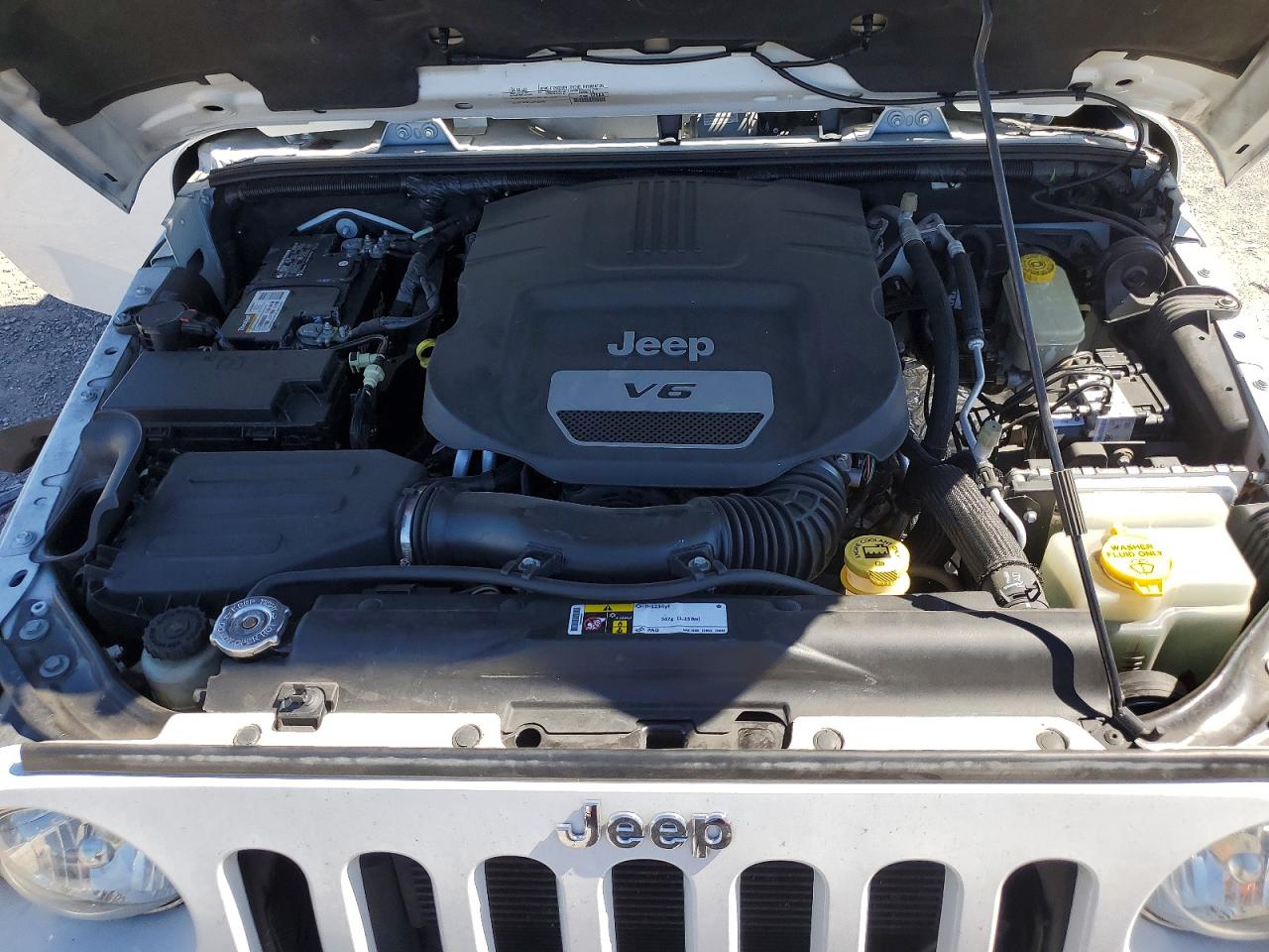 2015 Jeep Wrangler Unlimited Sahara White vin: 1C4BJWEG2FL666847