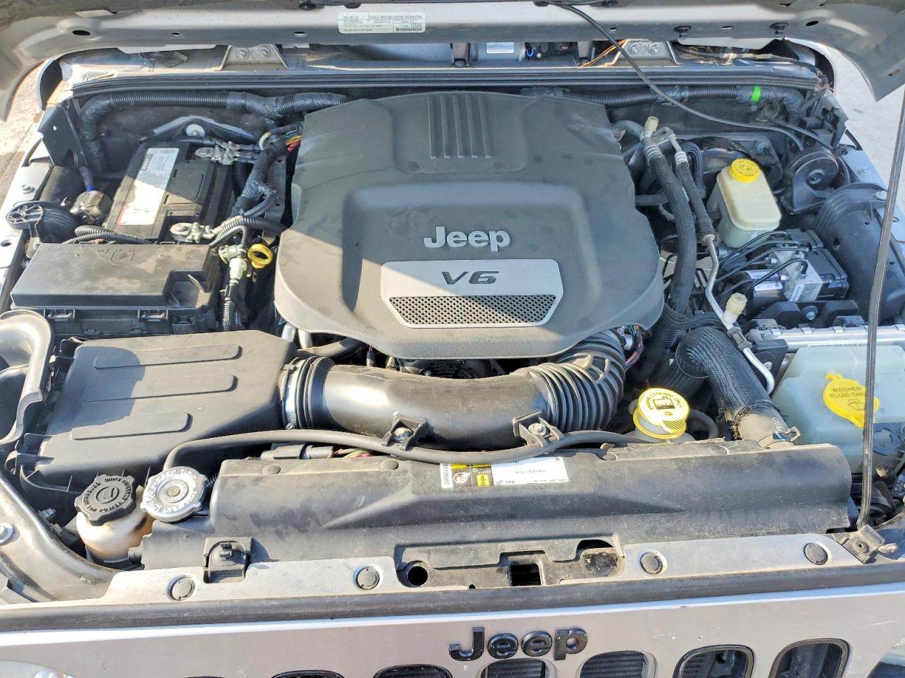 2015 Jeep Wrangler Unlimited Sahara Silver vin: 1C4BJWEG2FL767886