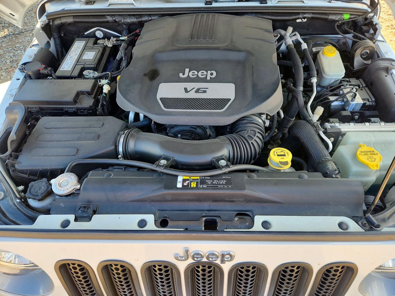 2017 Jeep Wrangler Unlimited Sahara White vin: 1C4BJWEG2HL554844