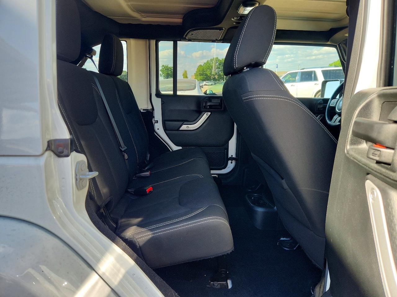 2017 Jeep Wrangler Unlimited Sahara White vin: 1C4BJWEG2HL554844