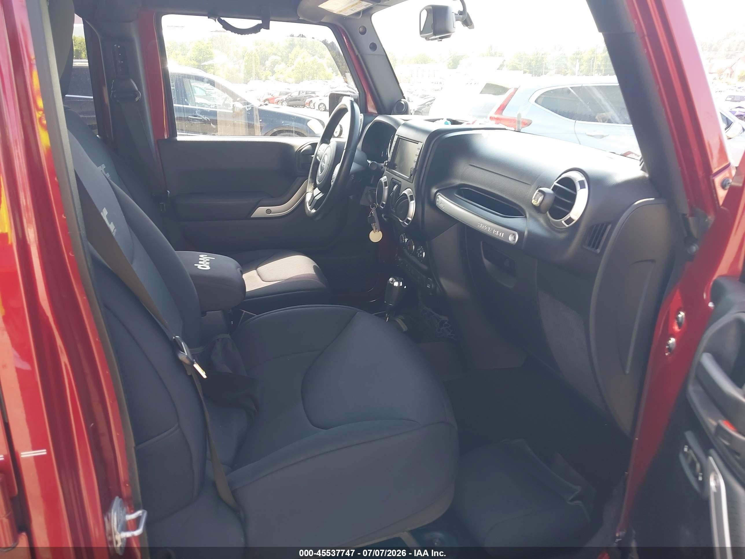 2013 Jeep Wrangler Unlimited Sahara Burgundy vin: 1C4BJWEG3DL560548