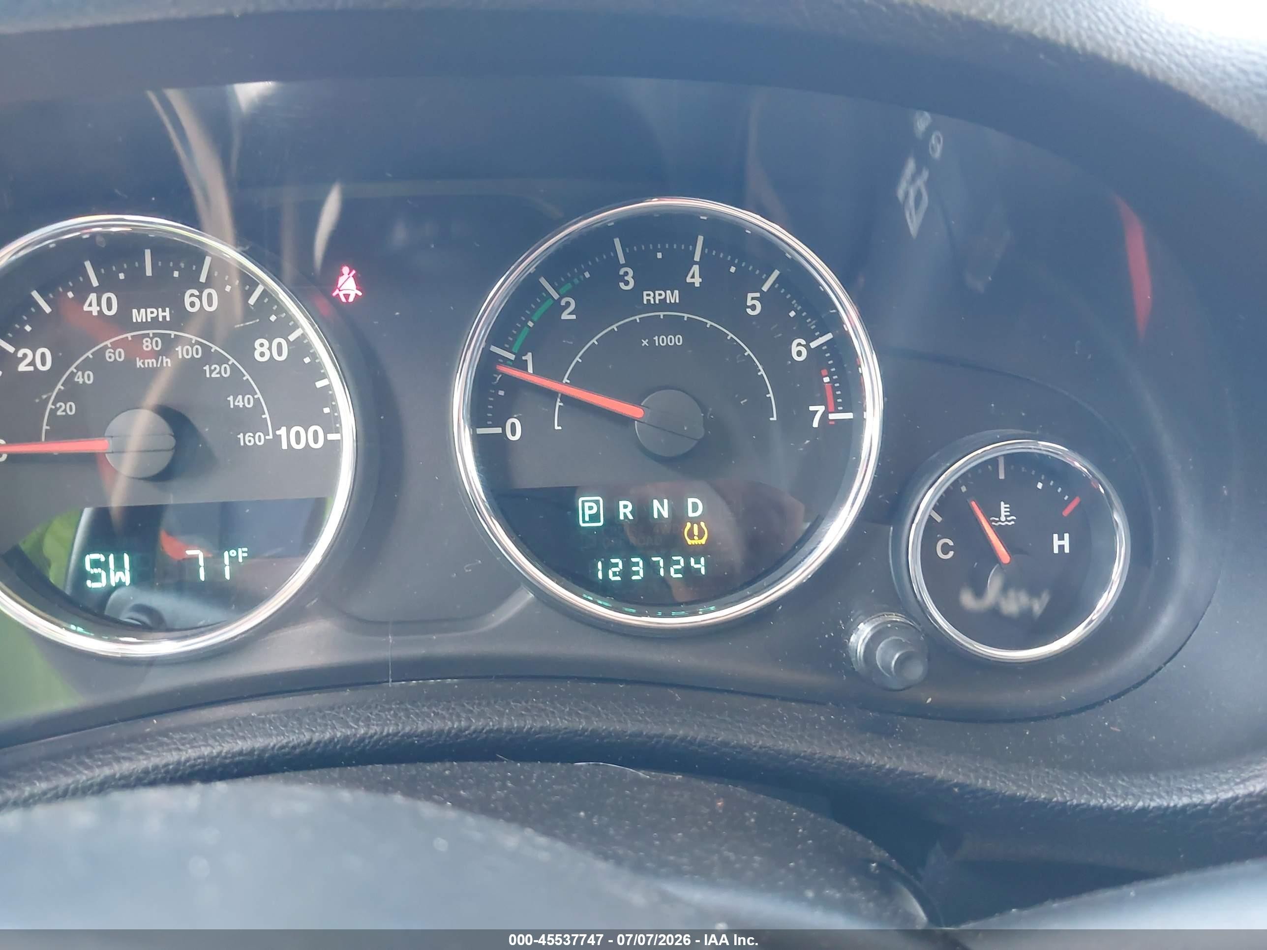 2013 Jeep Wrangler Unlimited Sahara Burgundy vin: 1C4BJWEG3DL560548