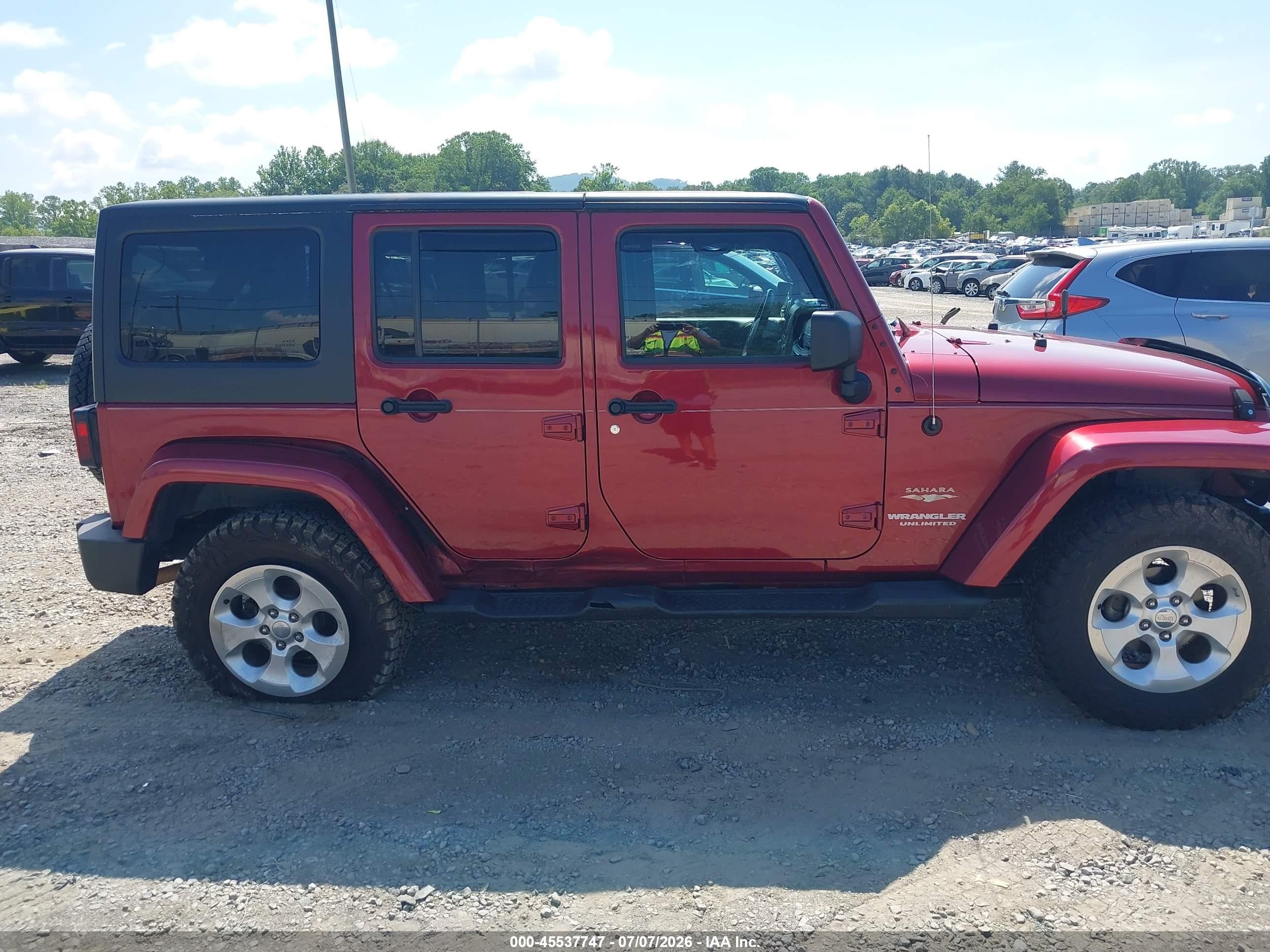2013 Jeep Wrangler Unlimited Sahara Burgundy vin: 1C4BJWEG3DL560548