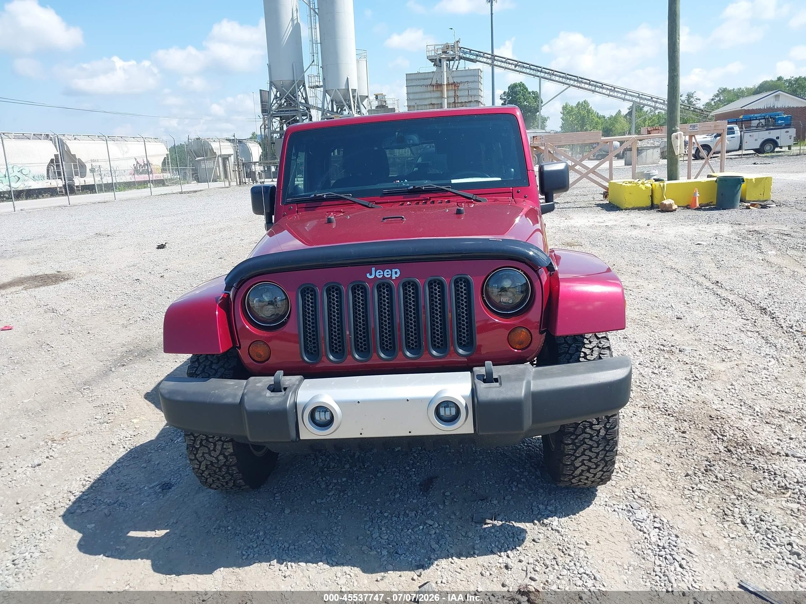2013 Jeep Wrangler Unlimited Sahara Burgundy vin: 1C4BJWEG3DL560548