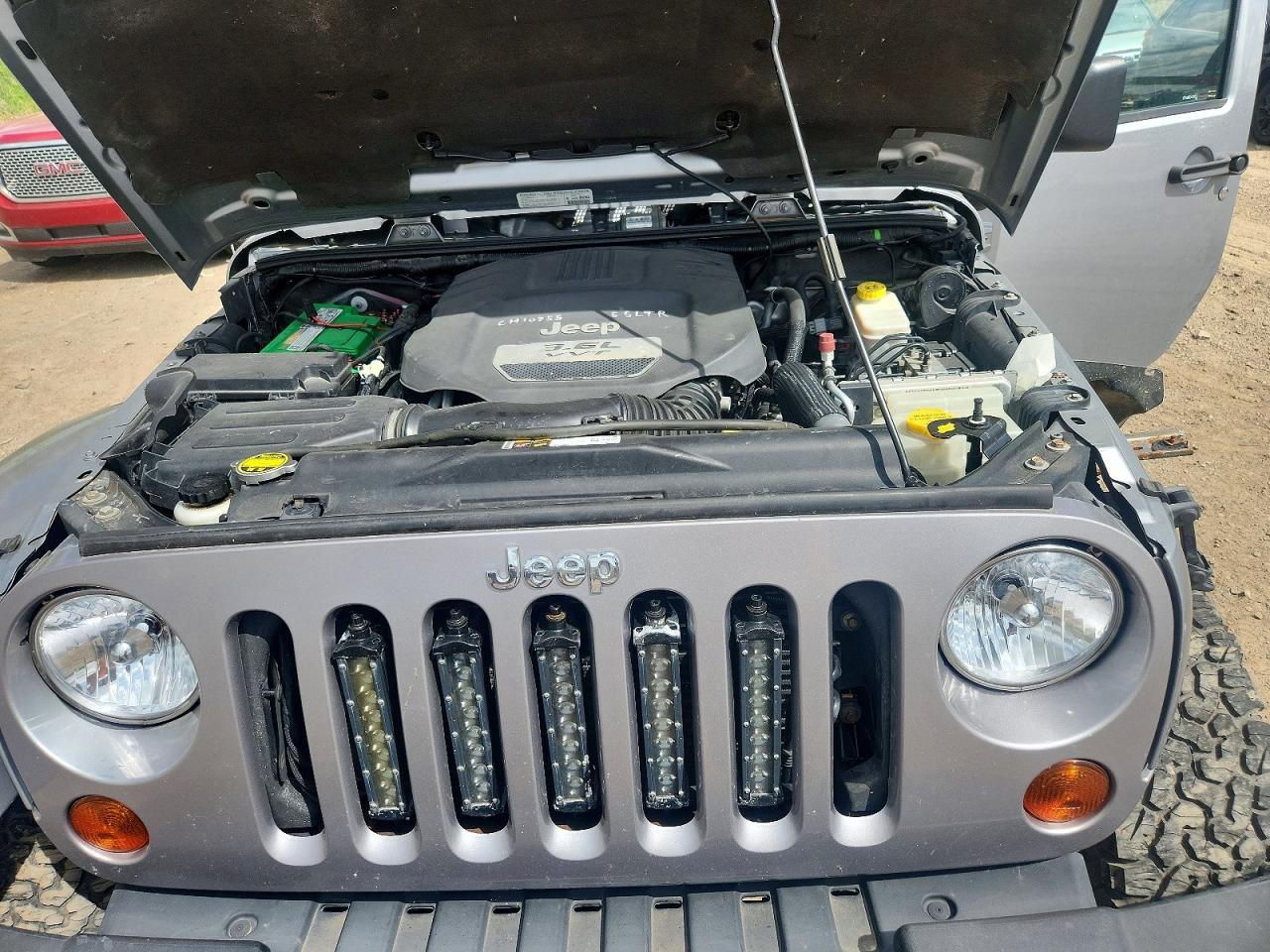 2013 Jeep Wrangler Unlimited Sahara Silver vin: 1C4BJWEG3DL635829