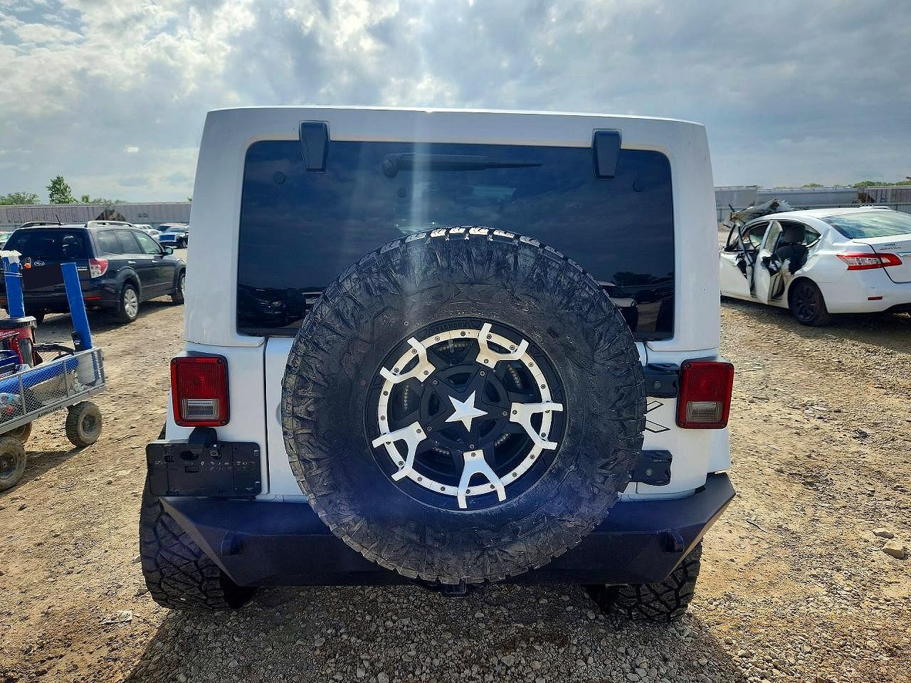 2015 Jeep Wrangler Unlimited Sahara White vin: 1C4BJWEG3FL607922