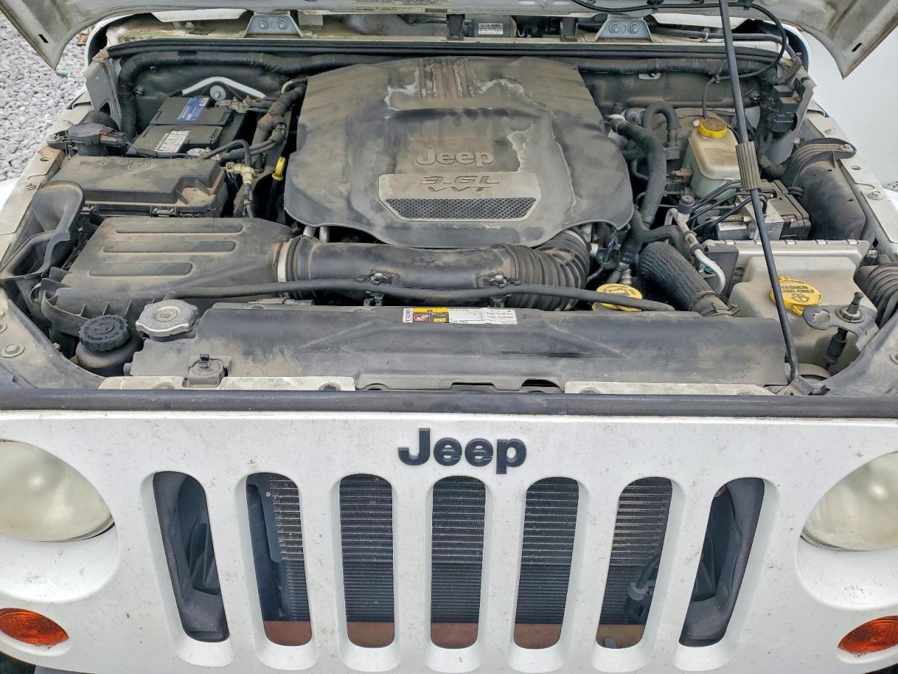2012 Jeep Wrangler Unlimited Sahara White vin: 1C4BJWEG4CL255154