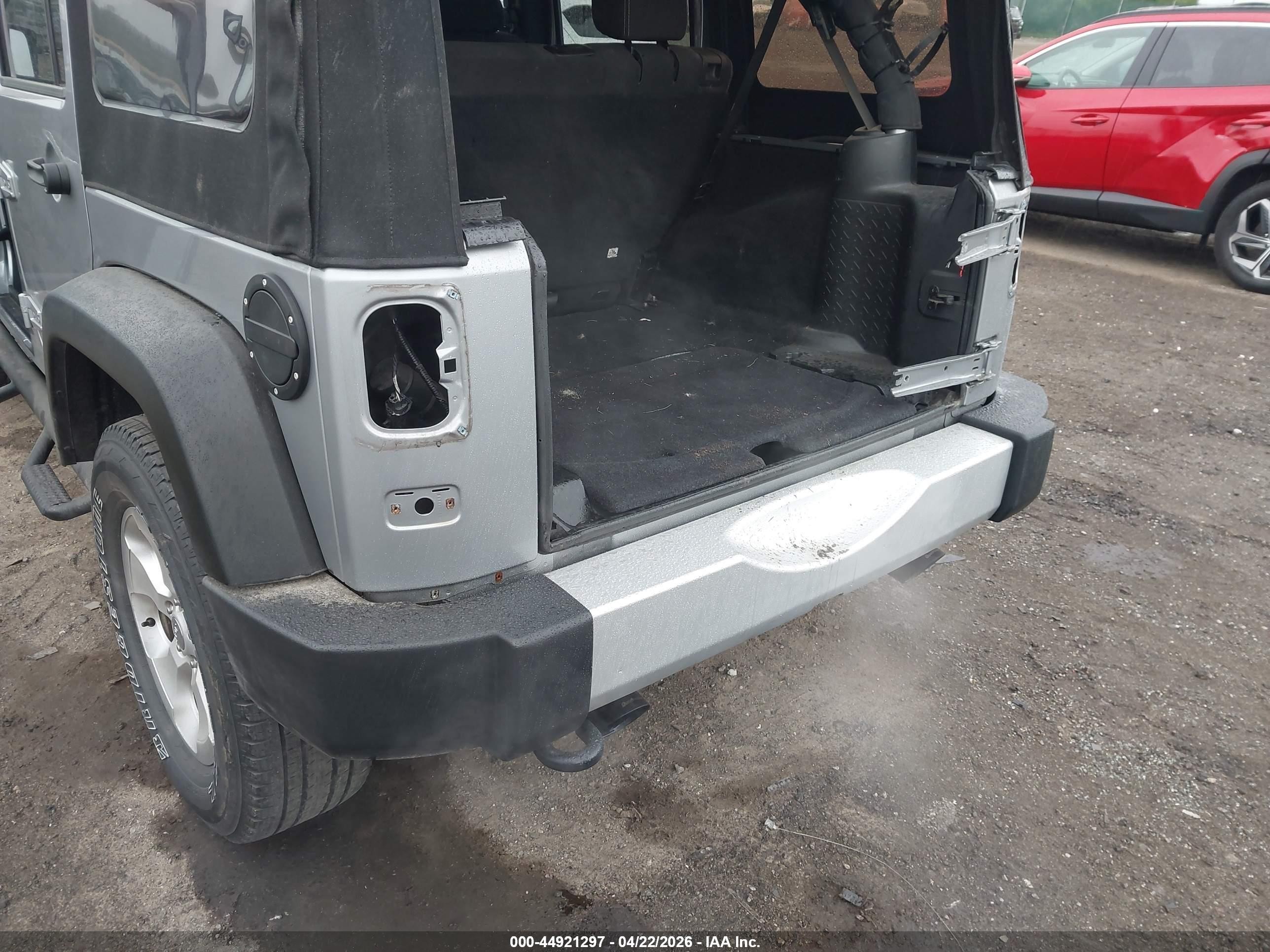 2015 Jeep Wrangler Unlimited Sahara Silver vin: 1C4BJWEG4FL650181