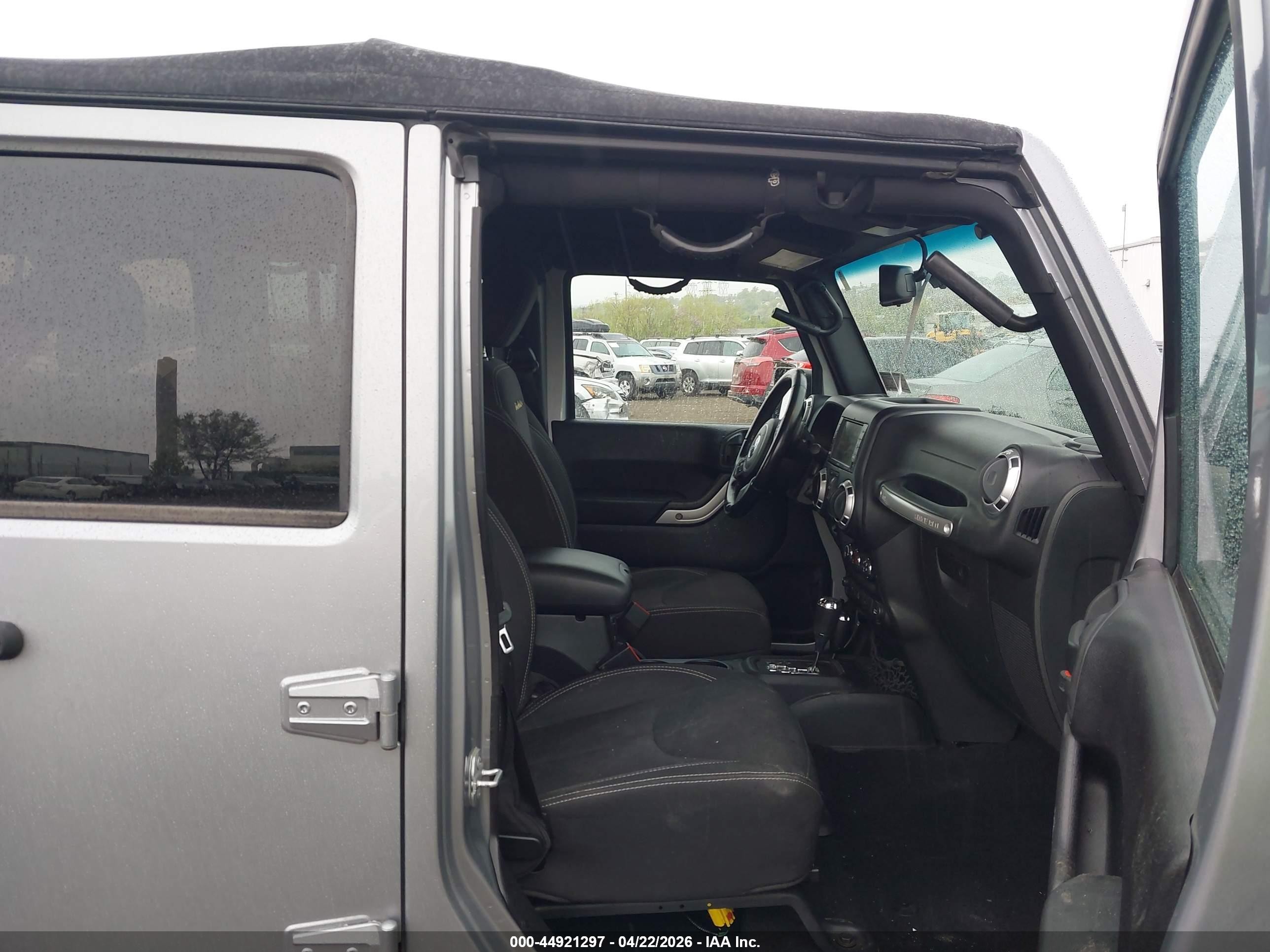 2015 Jeep Wrangler Unlimited Sahara Silver vin: 1C4BJWEG4FL650181