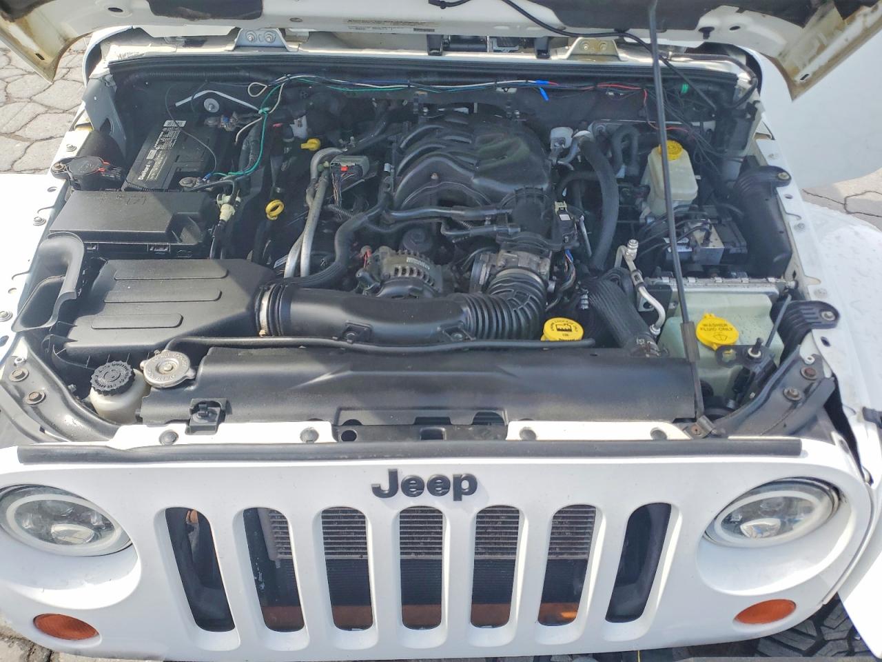 2012 Jeep Wrangler Unlimited Sahara White vin: 1C4BJWEG5CL264770