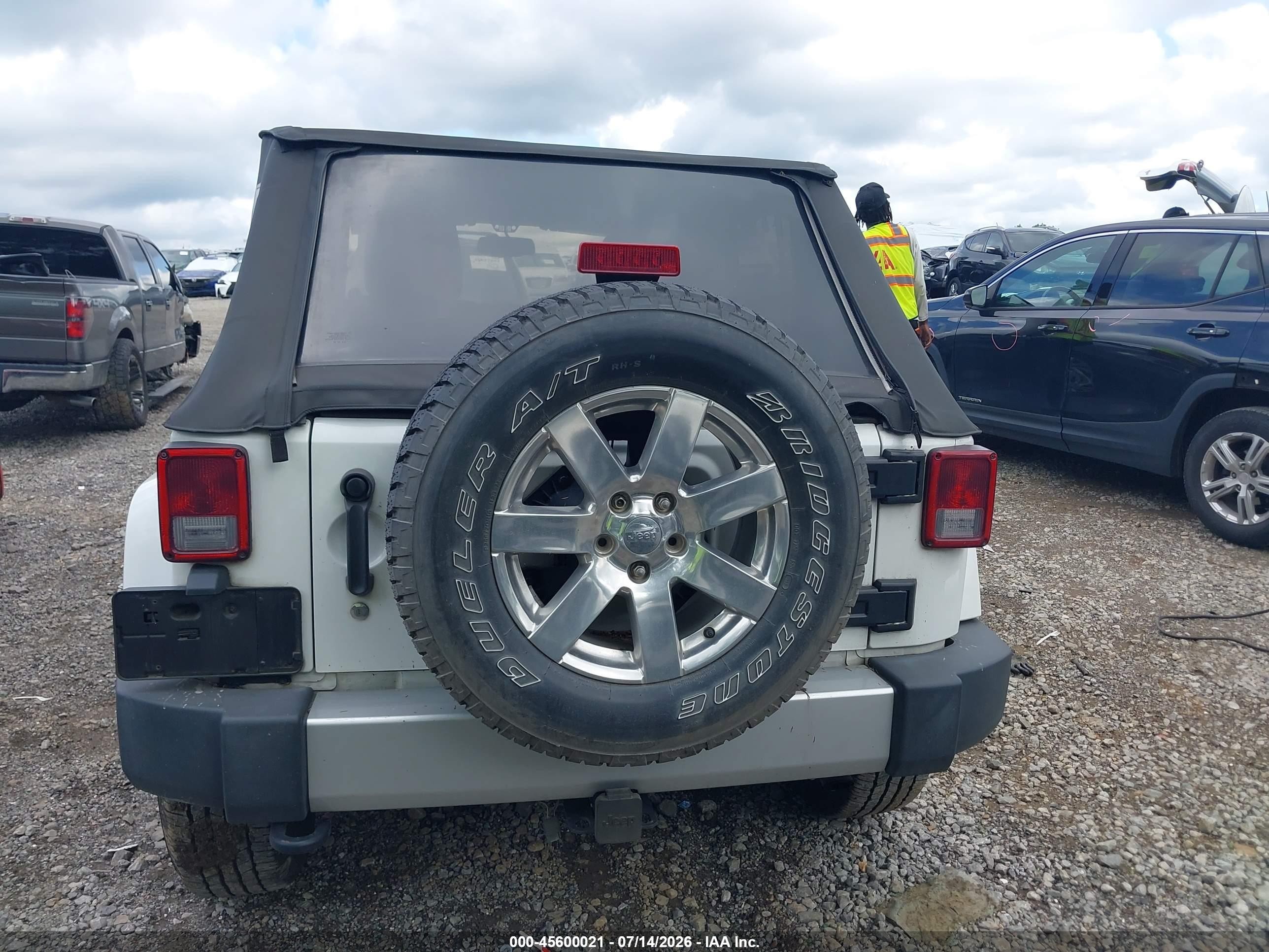 2013 Jeep Wrangler Unlimited Sahara White vin: 1C4BJWEG5DL647626