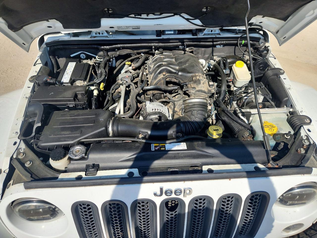 2014 Jeep Wrangler Unlimited Sahara White vin: 1C4BJWEG5EL150710