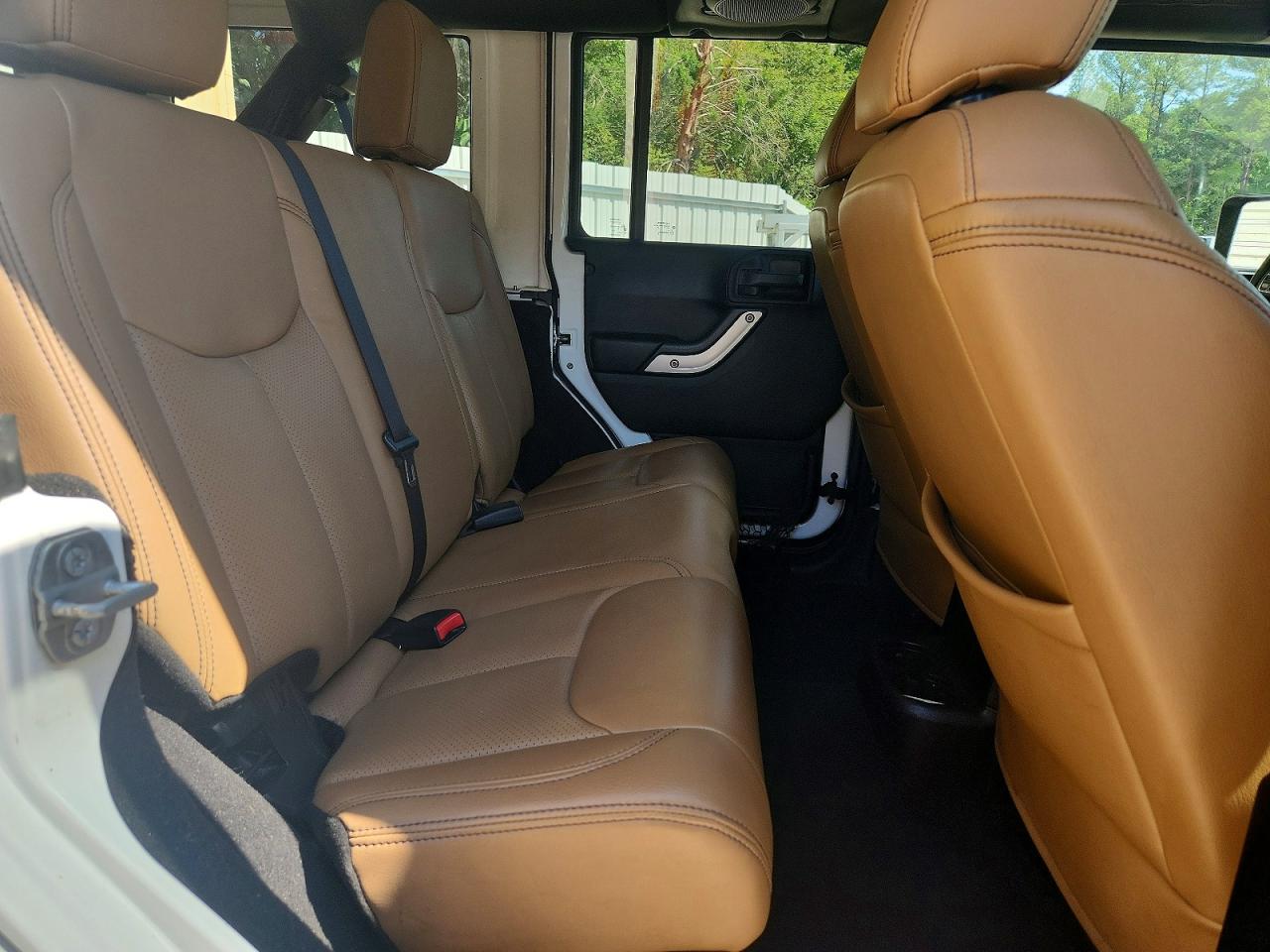 2014 Jeep Wrangler Unlimited Sahara White vin: 1C4BJWEG5EL150710