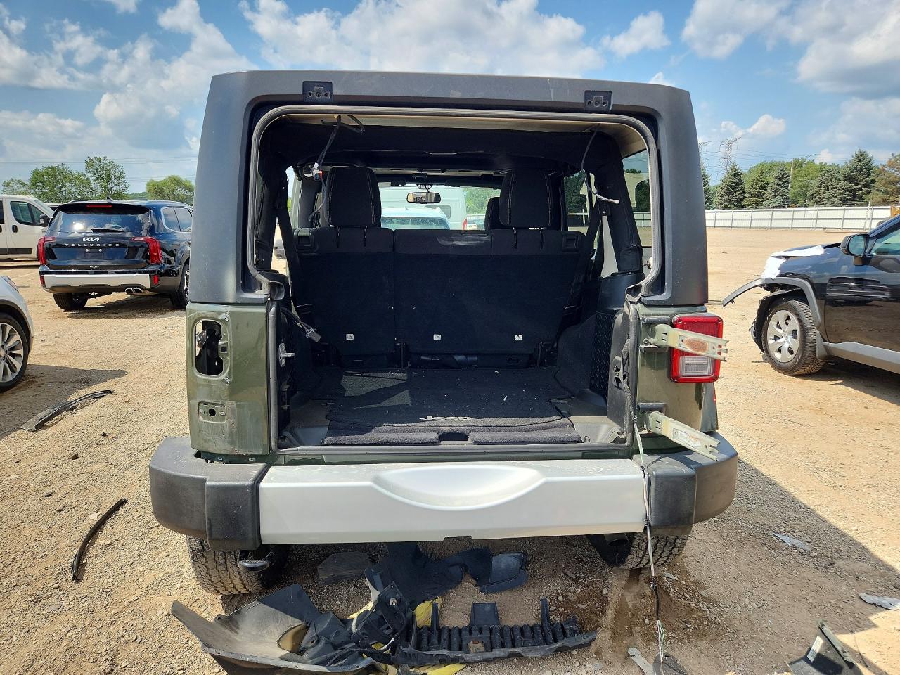 2015 Jeep Wrangler Unlimited Sahara Green vin: 1C4BJWEG5FL741539