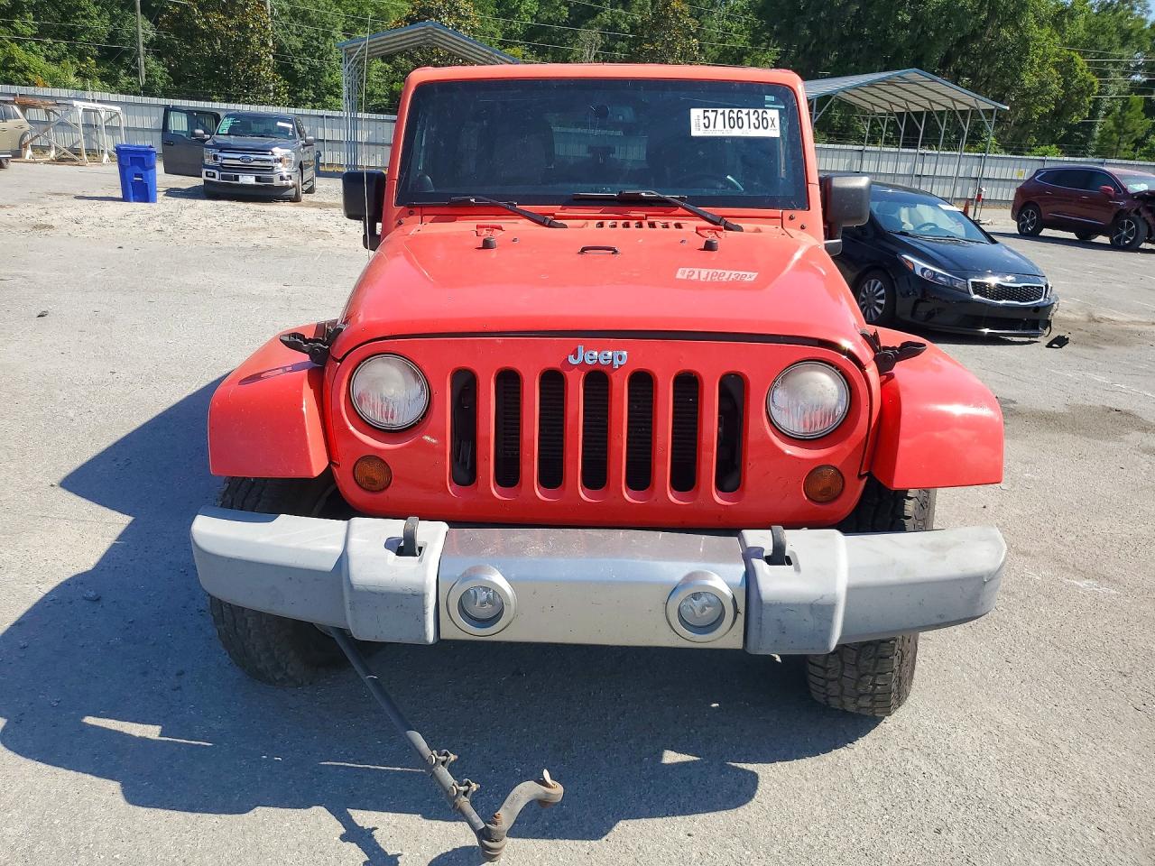 2013 Jeep Wrangler Unlimited Sahara Red vin: 1C4BJWEG6DL667058