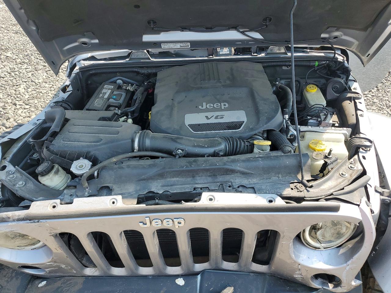 2014 Jeep Wrangler Unlimited Sahara Silver vin: 1C4BJWEG6EL150487