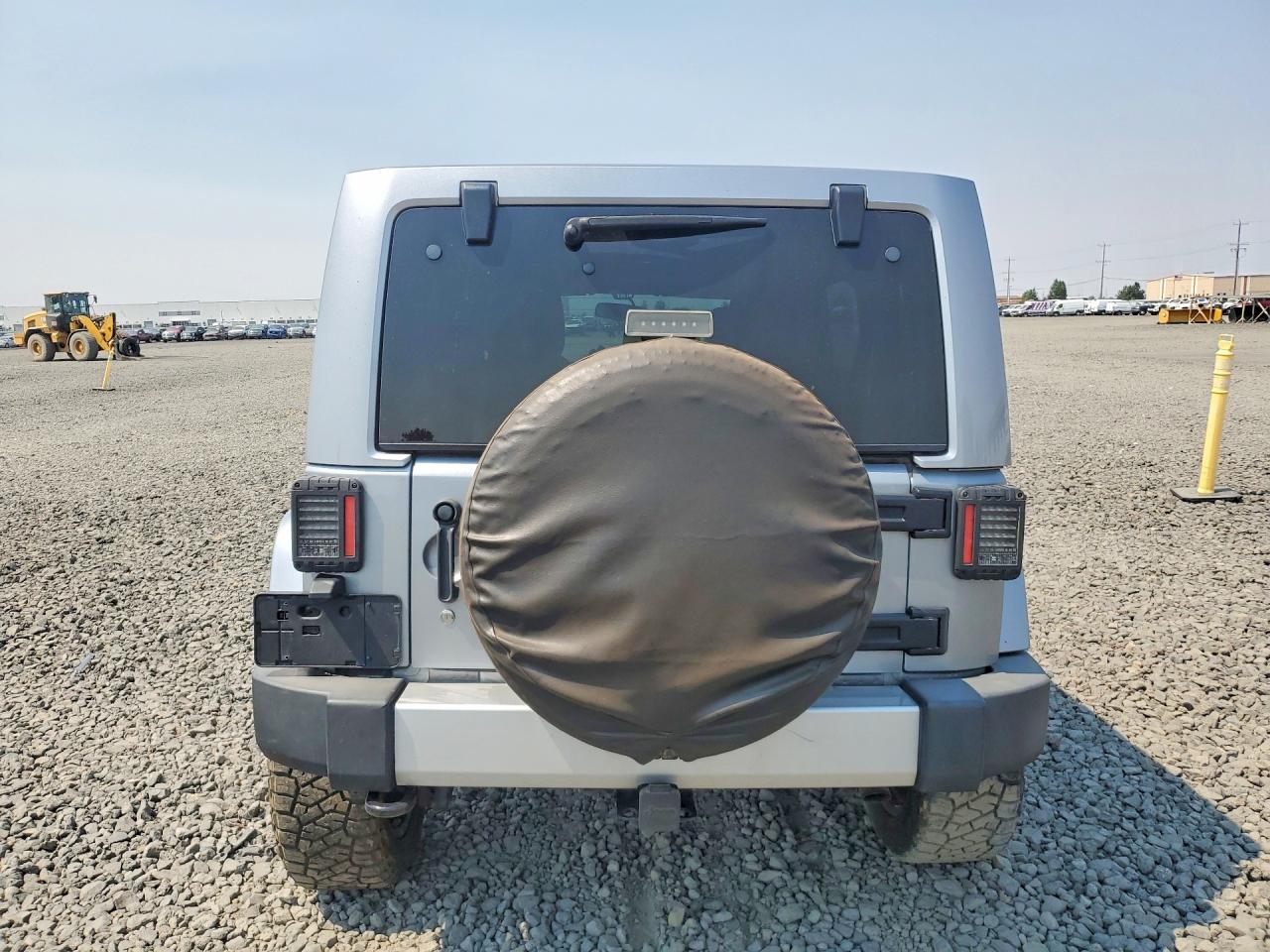 2014 Jeep Wrangler Unlimited Sahara Silver vin: 1C4BJWEG6EL150487
