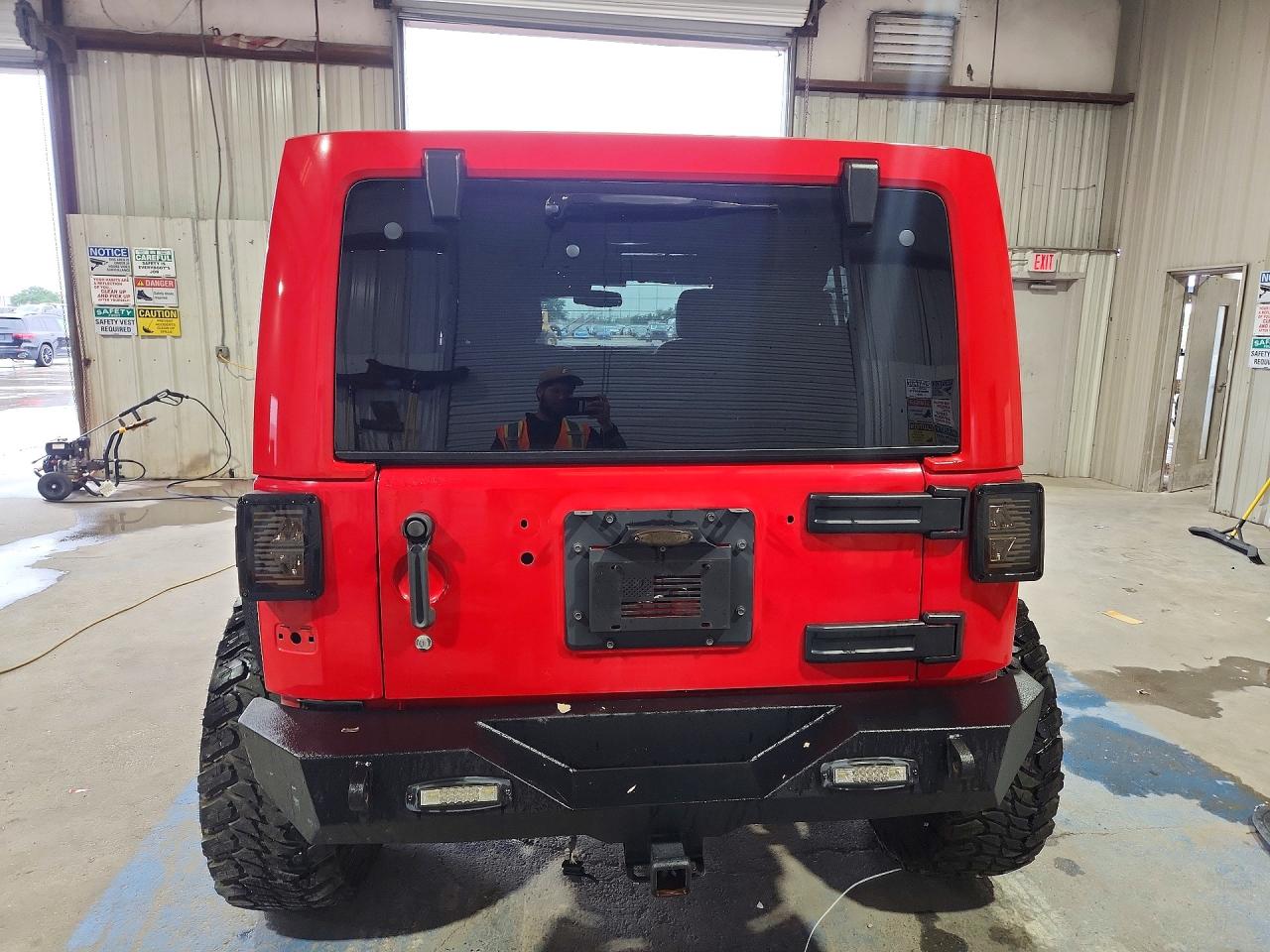2015 Jeep Wrangler Unlimited Sahara Red vin: 1C4BJWEG6FL688558