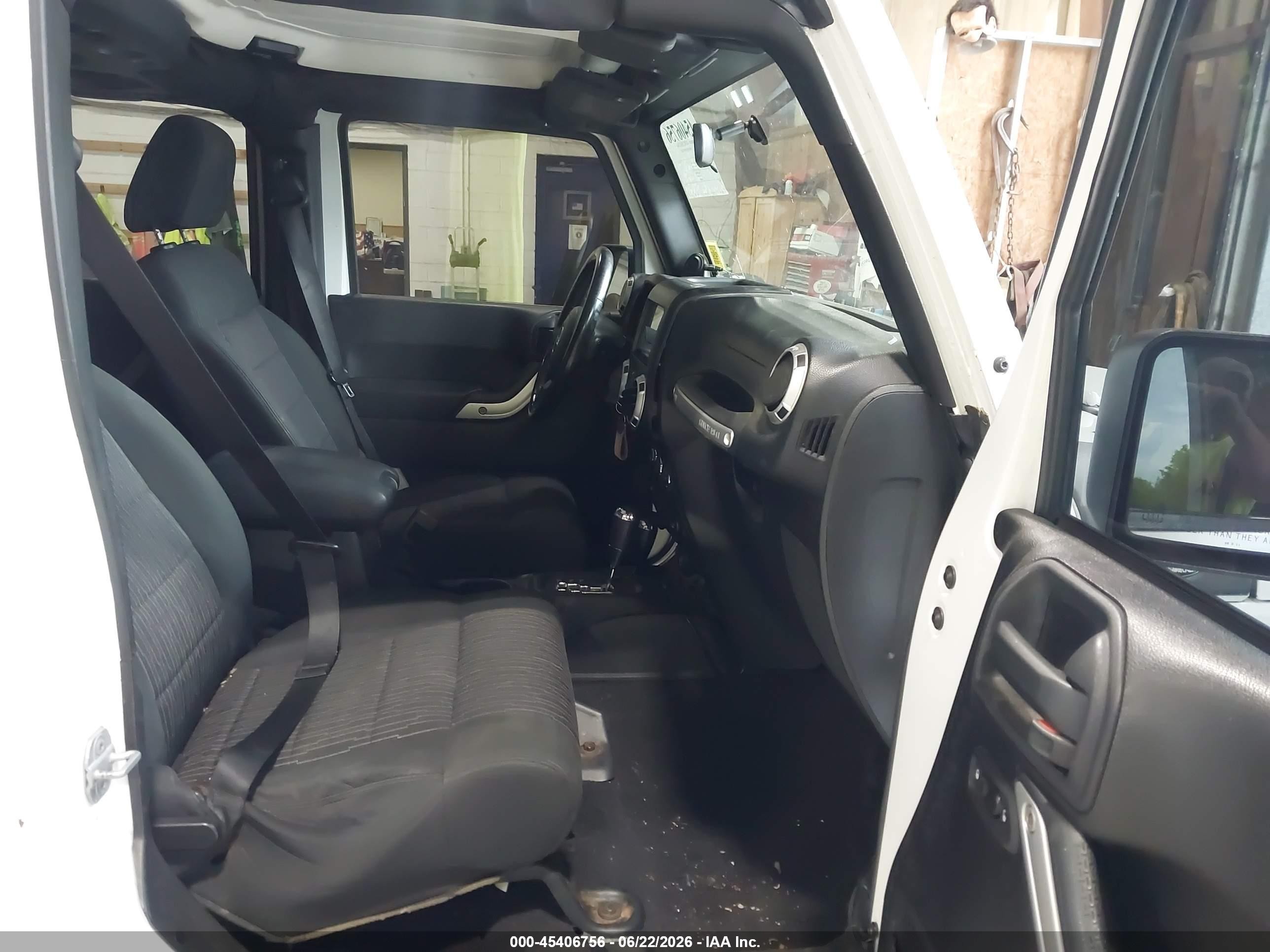 2012 Jeep Wrangler Unlimited Sahara White vin: 1C4BJWEG7CL202027